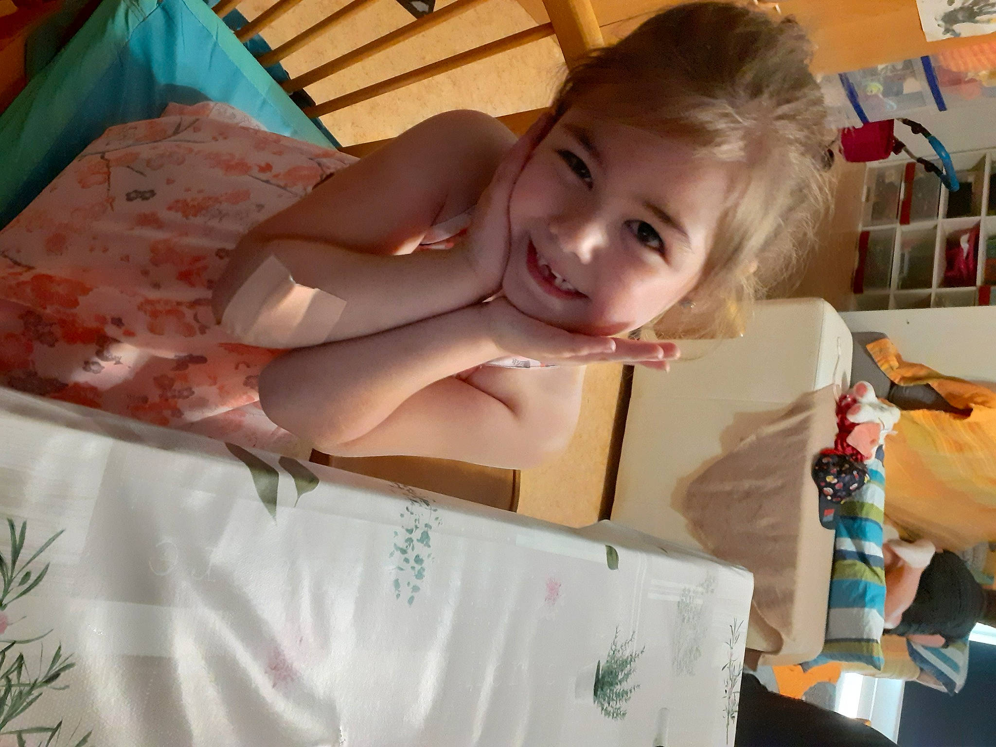 Jade a rejoint le concours — aidez-le/la à gagner de superbes lots ! baby, baby_toddler_clothing, child, comfort_food, event, flesh, fun, happy, joy, packing_materials, party, peach, person, play, room, smile, textile, toddler