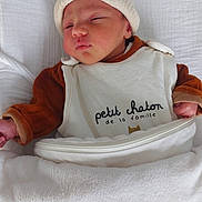Dahlia participe au concours pour gagner de l'argent avec cette photo : newborn, baby, sleeping, hat, blanket, clothing, bib, face, infant, cute, cozy, soft, bed, rest, child, warm, peaceful, portrait, indoors, sleep