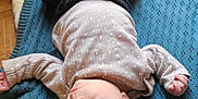 Ari a rejoint le concours — aidez-le/la à gagner de superbes lots ! baby, bed, blanket, bodypart, clothing, couch, crawling, cushion, face, finger, furniture, hand, head, homedecor, newborn, pants, person, photography, portrait, quilt