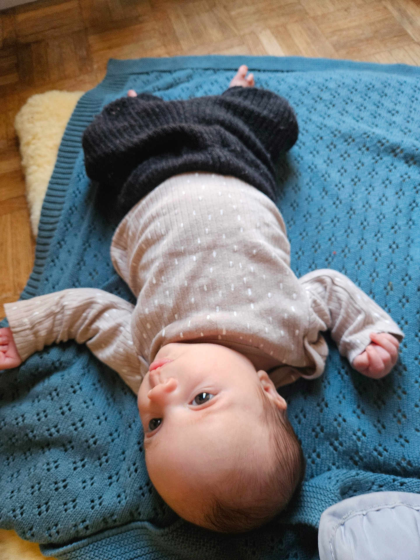Ari a rejoint le concours — aidez-le/la à gagner de superbes lots ! baby, bed, blanket, bodypart, clothing, couch, crawling, cushion, face, finger, furniture, hand, head, homedecor, newborn, pants, person, photography, portrait, quilt