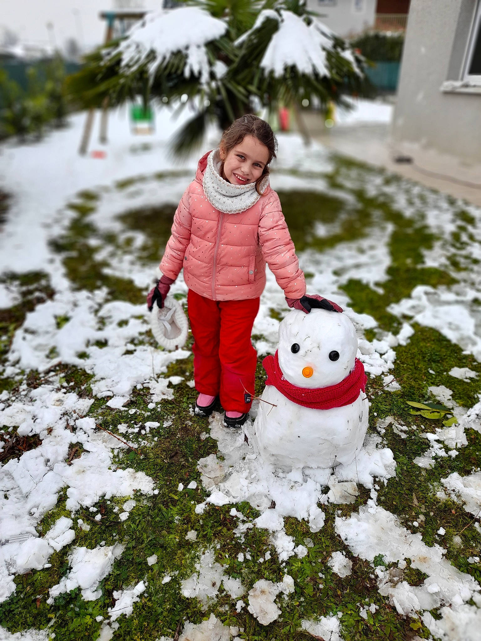 Léa participe au concours pour gagner de l'argent avec cette photo : baby_toddler_clothing, boot, cheek, freezing, frost, holiday, home, ice_cap, joy, person, playing_in_the_snow, precipitation, snow, snowman, toy, winter