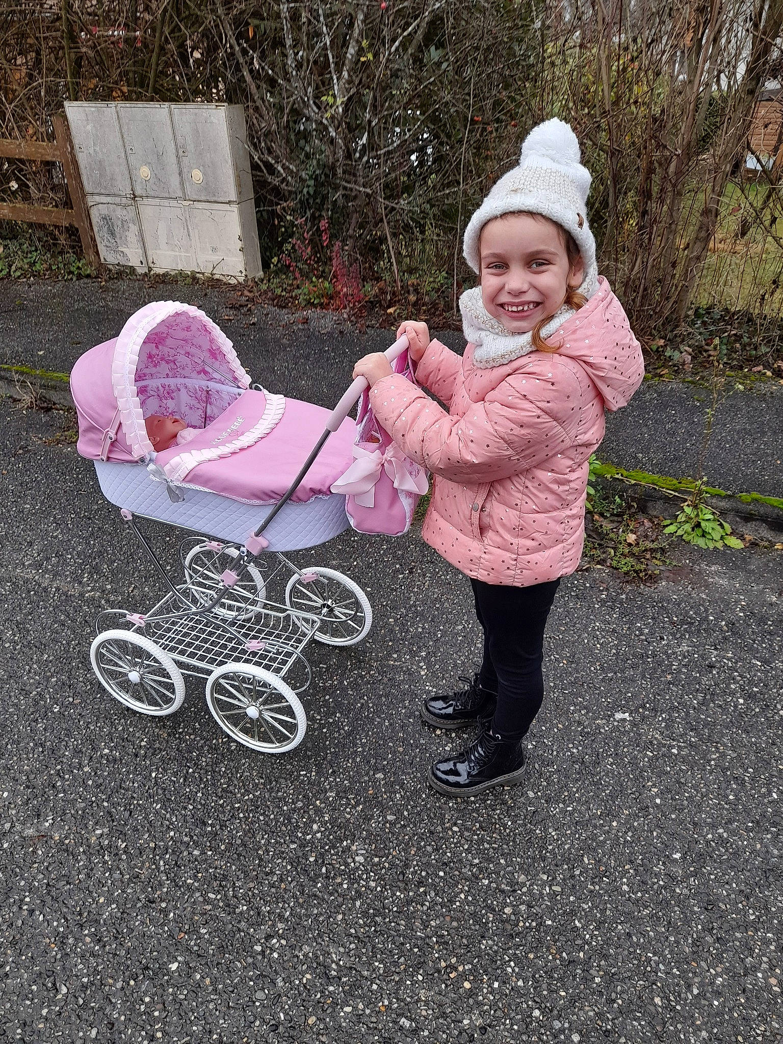 Léa a rejoint le concours — aidez-le/la à gagner de superbes lots ! baby, baby_carriage, baby_products, baby_toddler_clothing, beanie, bicycle, bicycle_frame, bicycle_part, bicycle_tire, bicycle_wheel, bicycle_wheel_rim, bonnet, groupset, headwear, joy, knit_cap, lap, lavender, person, pink