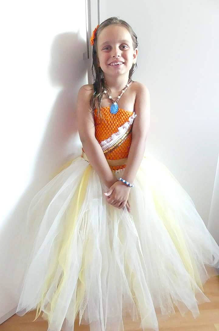 Léa a rejoint le concours — aidez-le/la à gagner de superbes lots ! arm, ballet_tutu, bridal_clothing, bridal_party_dress, dance, day_dress, dress, embellishment, eye, face, fashion_design, gown, hair, happy, head, joy, leg, neck, person, sleeve