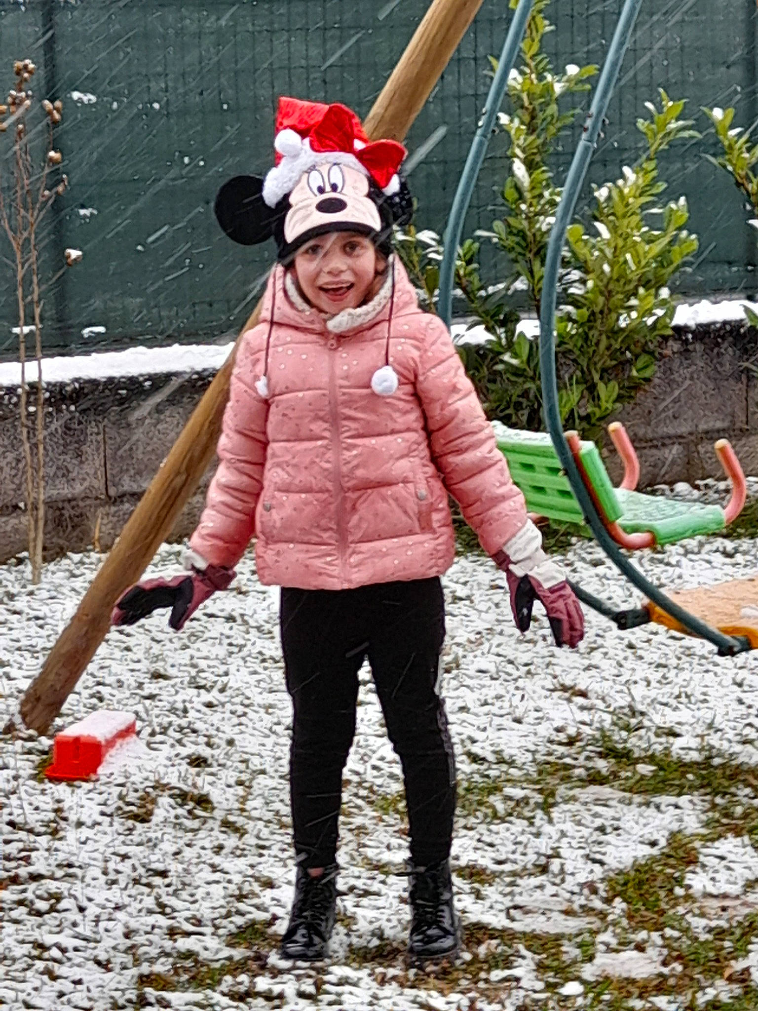 Léa a rejoint le concours — aidez-le/la à gagner de superbes lots ! bonnet, boot, costume_accessory, costume_hat, freezing, glove, headwear, holiday, hood, jacket, person, playing_in_the_snow, snow, winter