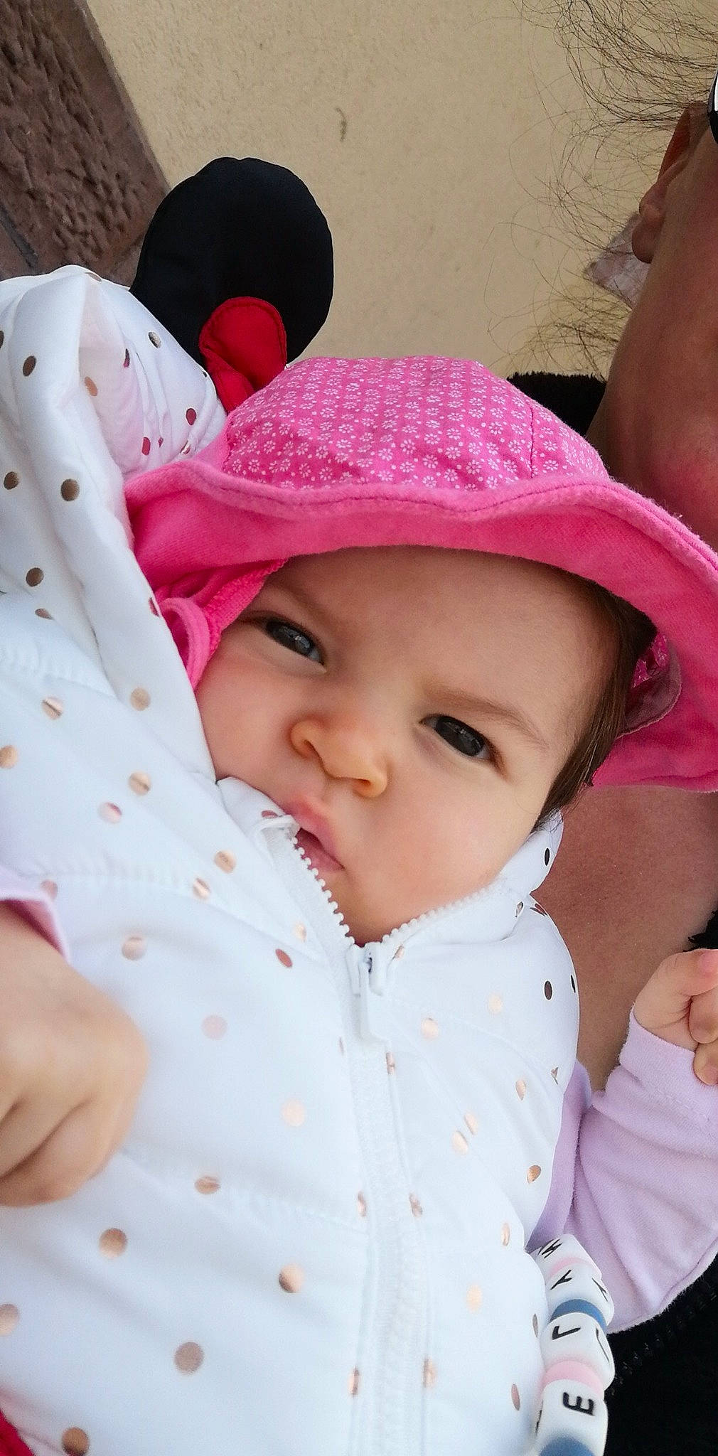 Elyna a rejoint le concours — aidez-le/la à gagner de superbes lots ! baby, baby_toddler_clothing, cap, cheek, child, chin, comfort, face, facial_expression, happy, hat, headwear, lip, pattern, person, pink, product, skin, sleeve, sun_hat