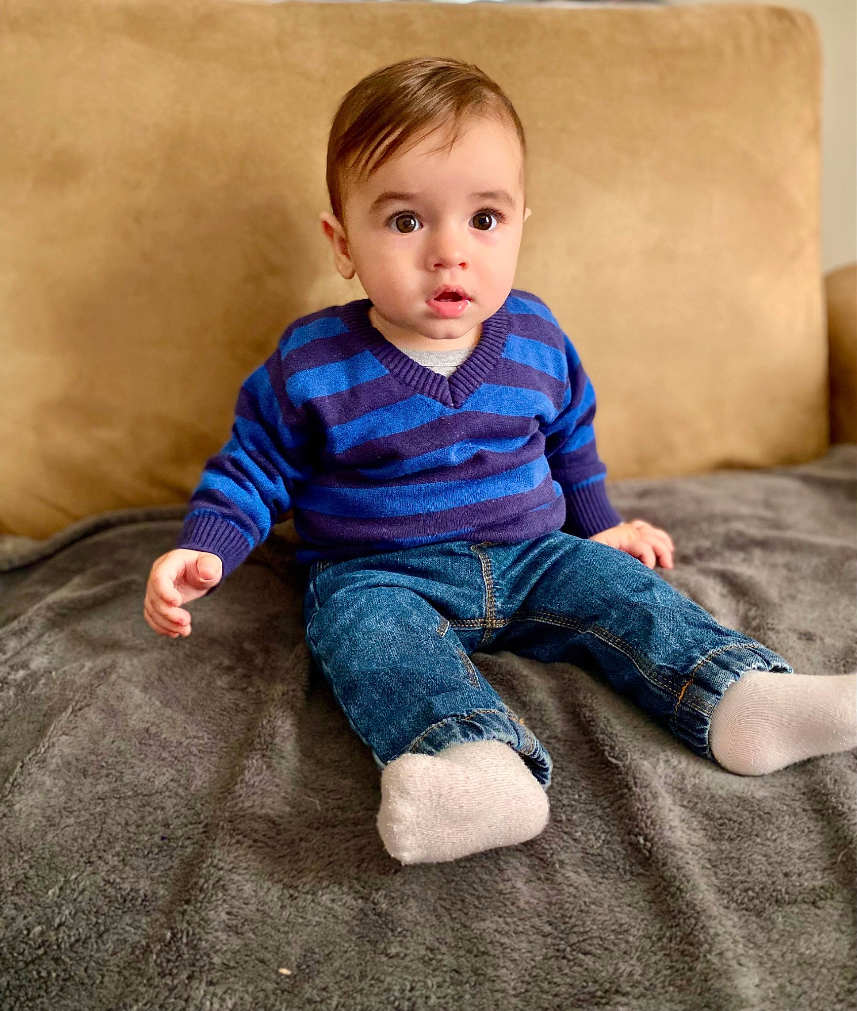 Robert a rejoint le concours — aidez-le/la à gagner de superbes lots ! azure, baby, baby_toddler_clothing, cheek, comfort, denim, eye, face, flash_photography, flooring, head, human_body, leg, nose, person, skin, sleeve, surprise, t_shirt, tints_and_shades