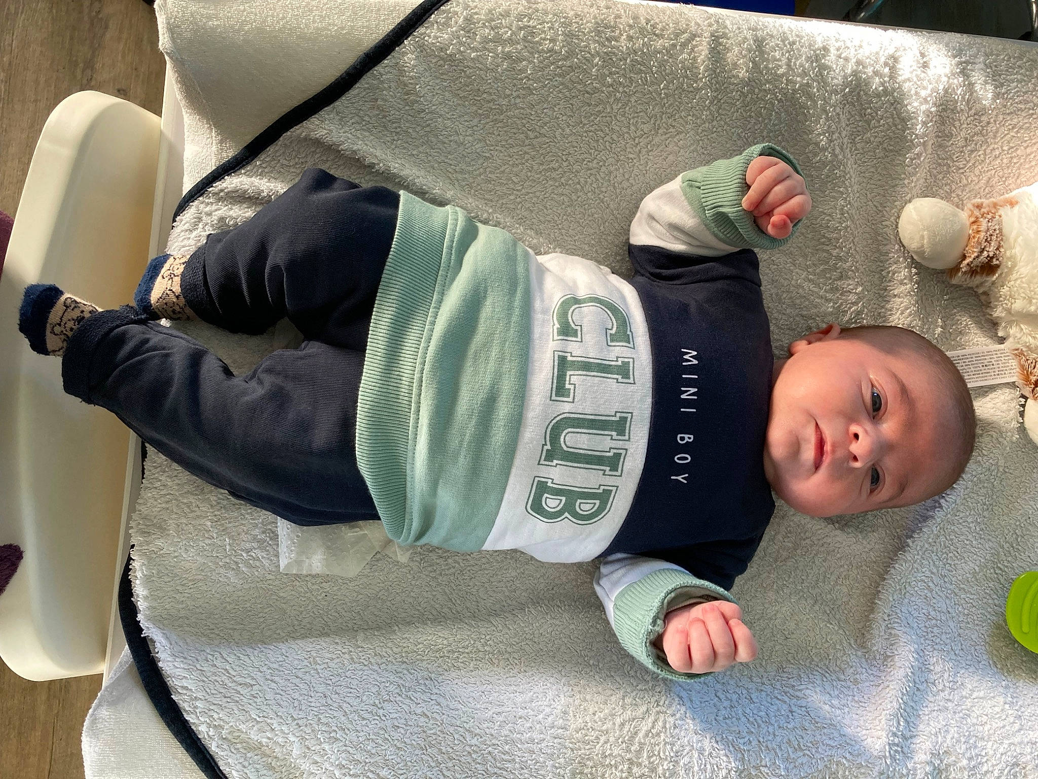 Charlie a rejoint le concours — aidez-le/la à gagner de superbes lots ! baby, baby_products, baby_safety, baby_sleeping, baby_toddler_clothing, child, comfort, flooring, human_leg, knee, linens, nap, person, product, room, sitting, sleep, sleeve, textile, toddler