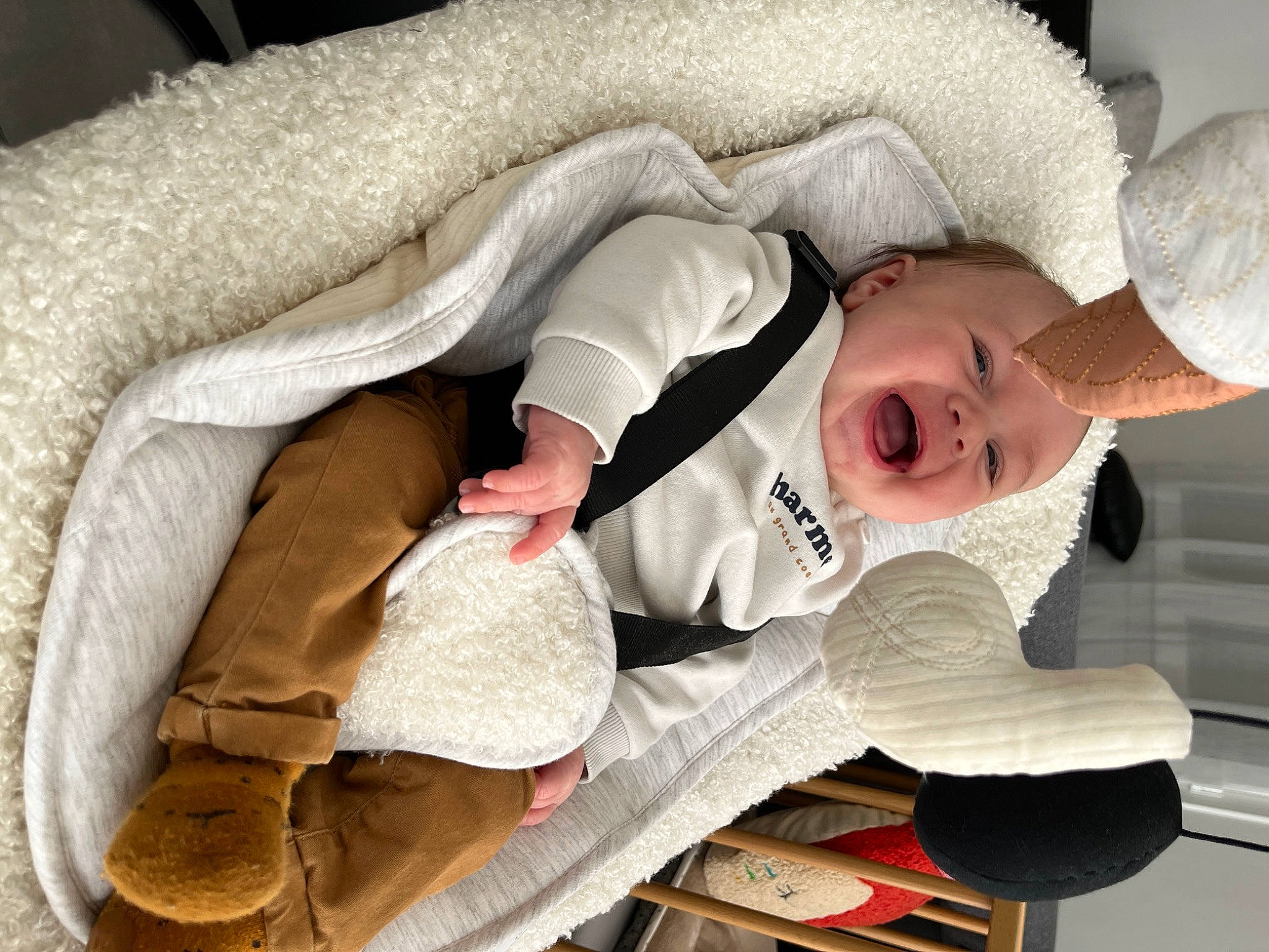 Louis a rejoint le concours — aidez-le/la à gagner de superbes lots ! baby, baby_products, baby_safety, baby_sleeping, child, comfort, eye, hat, head, human_body, infant_bed, linens, person, room, smile, sunglasses, textile, toddler, white, wood