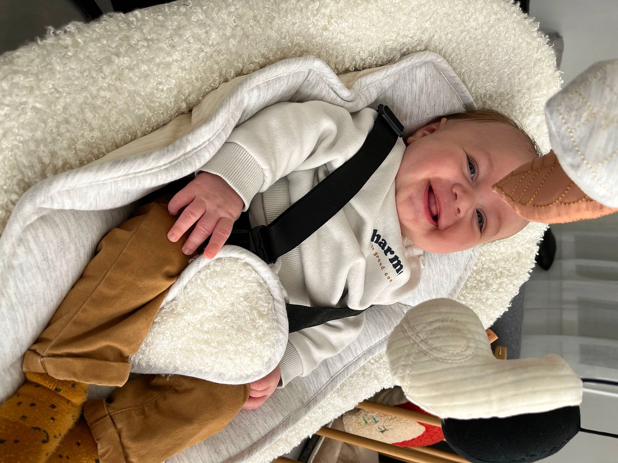 Louis a rejoint le concours — aidez-le/la à gagner de superbes lots ! child, comfort, couch, flooring, fur, hand, happy, hat, human_body, lap, linens, person, room, sitting, sleeve, smile, textile, toddler, white, wood