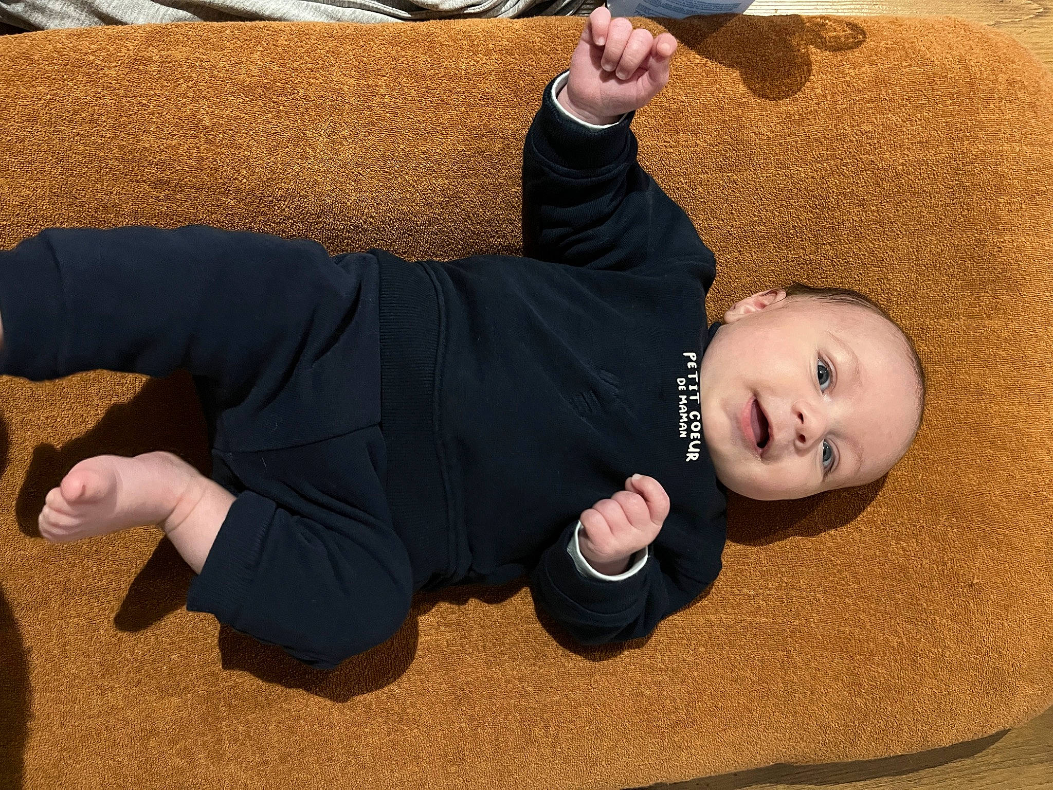Louis a rejoint le concours — aidez-le/la à gagner de superbes lots ! baby, baby_toddler_clothing, child, comfort, finger, flooring, foot, fun, gesture, grass, human_leg, knee, person, sitting, sleeve, sock, thigh, thumb, toddler, wood