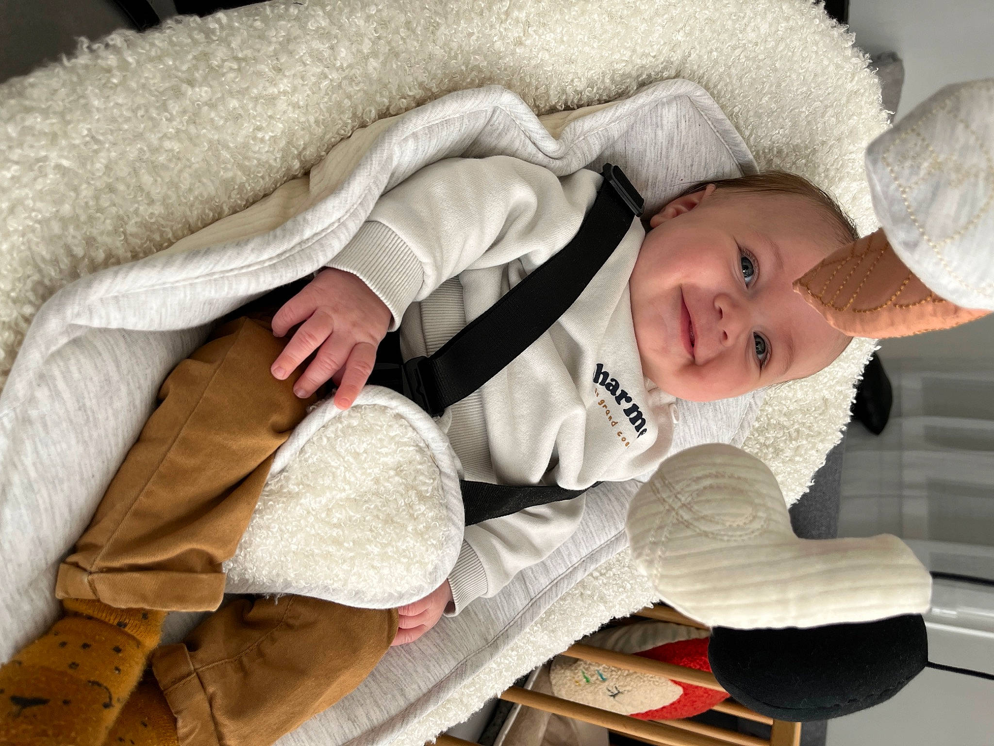Louis a rejoint le concours — aidez-le/la à gagner de superbes lots ! baby, baby_products, baby_sleeping, child, comfort, couch, fur, hand, happy, hat, joy, linens, person, room, sitting, smile, textile, toddler, tree, white