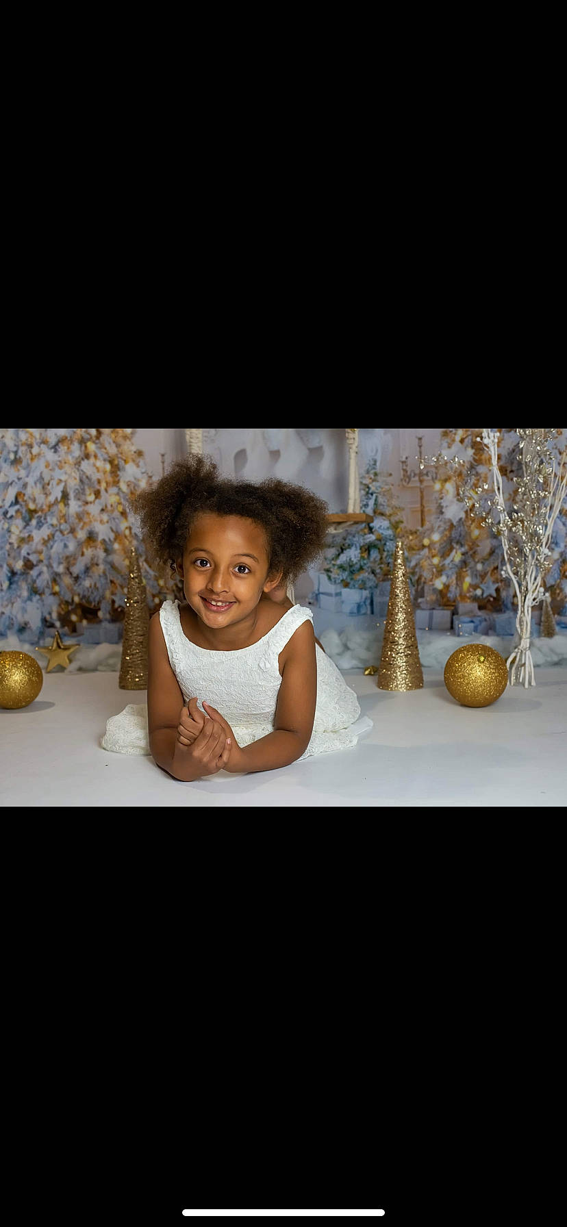Salomé participe au concours pour gagner de l'argent avec cette photo : art, baby, child, dress, event, fashion_accessory, flash_photography, flooring, fun, happy, joy, person, picture_frame, plant, room, sitting, sleeve, smile, still_life_photography, t_shirt