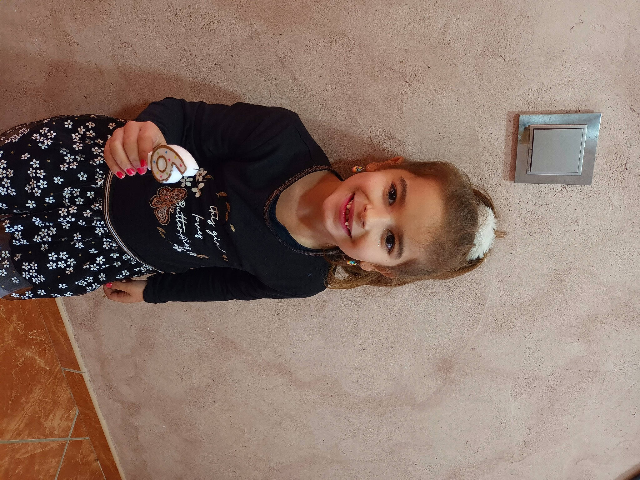 Anna a rejoint le concours — aidez-le/la à gagner de superbes lots ! abdomen, child, comfort, elbow, flooring, fun, happy, hardwood, joy, linens, pattern, person, room, shoulder, sitting, sleeve, smile, t_shirt, trunk, waist