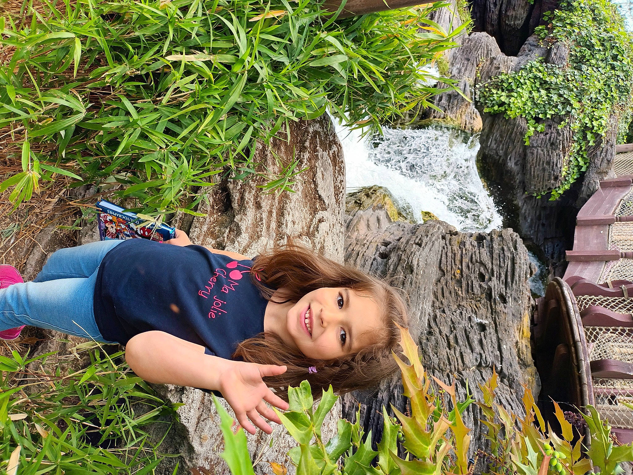 Anna participe au concours pour gagner de l'argent avec cette photo : botany, fun, grass, grass_family, groundcover, happy, joy, leaf, leisure, mammal, natural_landscape, nature, people_in_nature, person, photograph, plant, summer, trunk, vegetation, vertebrate