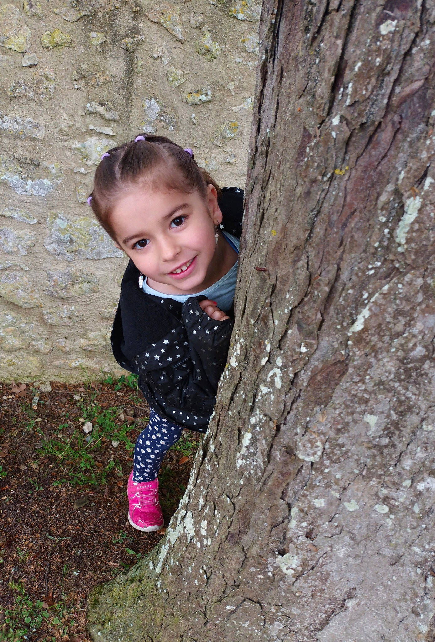 Anna participe au concours pour gagner de l'argent avec cette photo : child, eye, face, facial_expression, fun, grass, hair, hairstyle, happy, head, joy, leisure, people_in_nature, person, plant, recreation, smile, toddler, tree, trunk