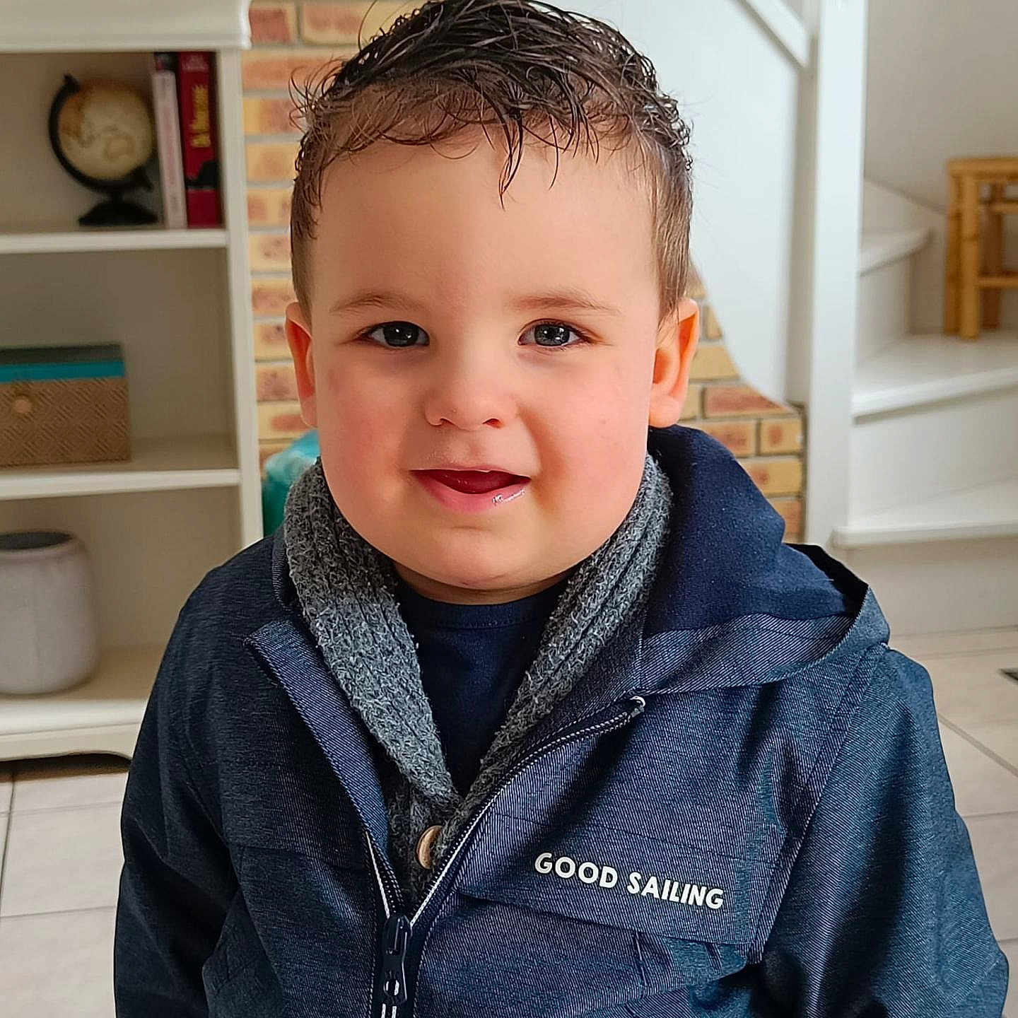 Lucas a rejoint le concours — aidez-le/la à gagner de superbes lots ! brick_wall, casual, child, clothing, cute, face, globe, happy, hoodie, indoor, jacket, person, portrait, shelf, smile, stairs, tile_floor, toddler, warm_clothing, young_child