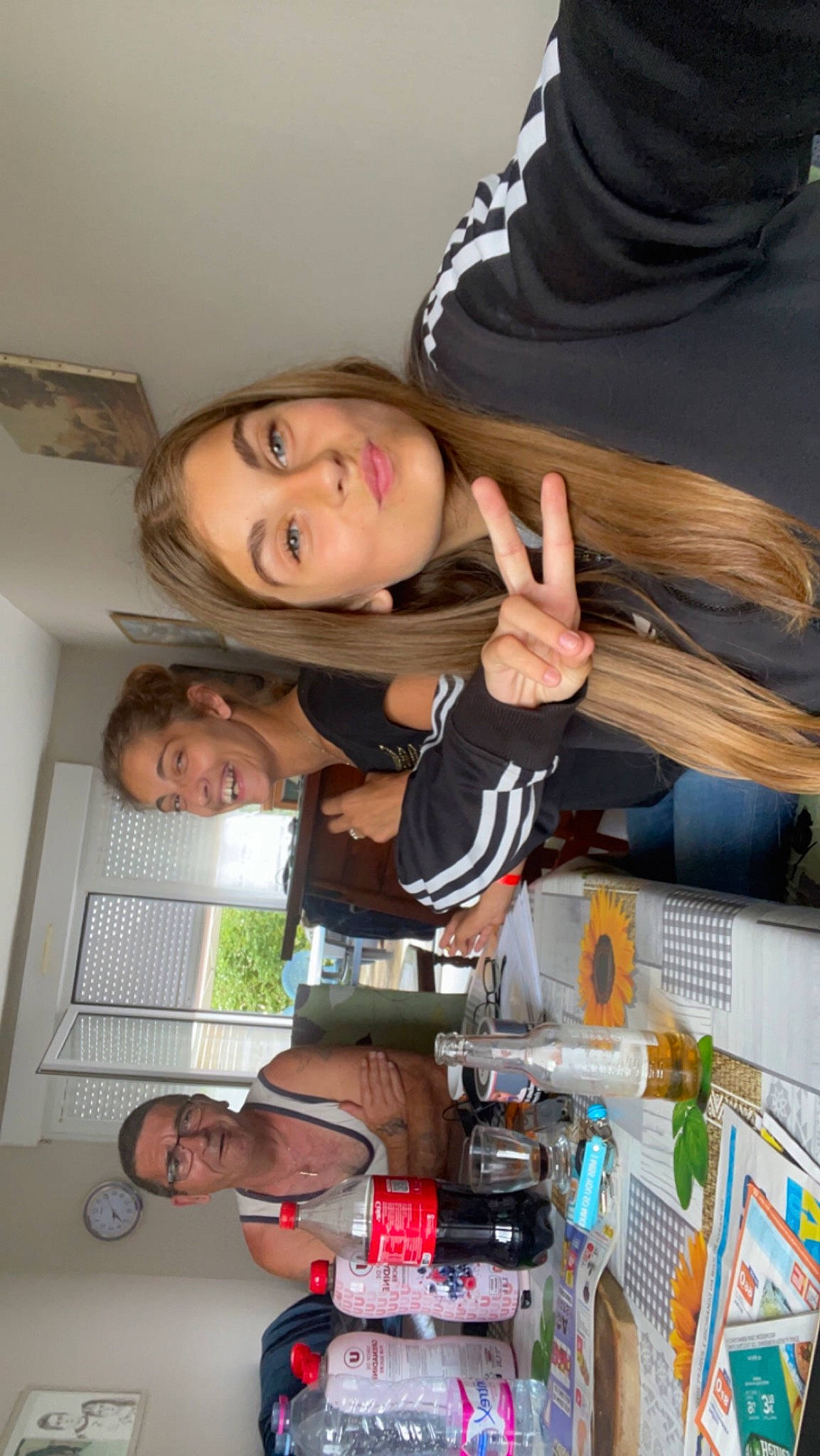 Kelia a rejoint le concours — aidez-le/la à gagner de superbes lots ! child, clothing, elbow, eyelash, face, finger, fun, happy, head, joy, nail, person, room, skin, smile, t_shirt, thigh, wrist