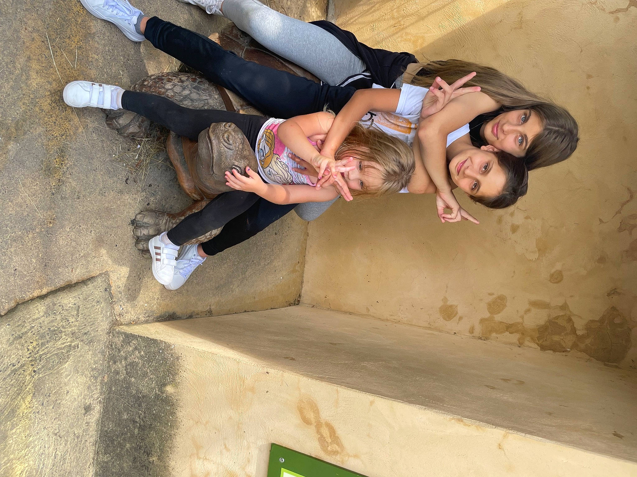 Kelia a rejoint le concours — aidez-le/la à gagner de superbes lots ! concrete, eyewear, flash_photography, foot, fun, happy, human_leg, joy, knee, leg, leisure, person, recreation, sitting, smile, sneakers, thigh, waist