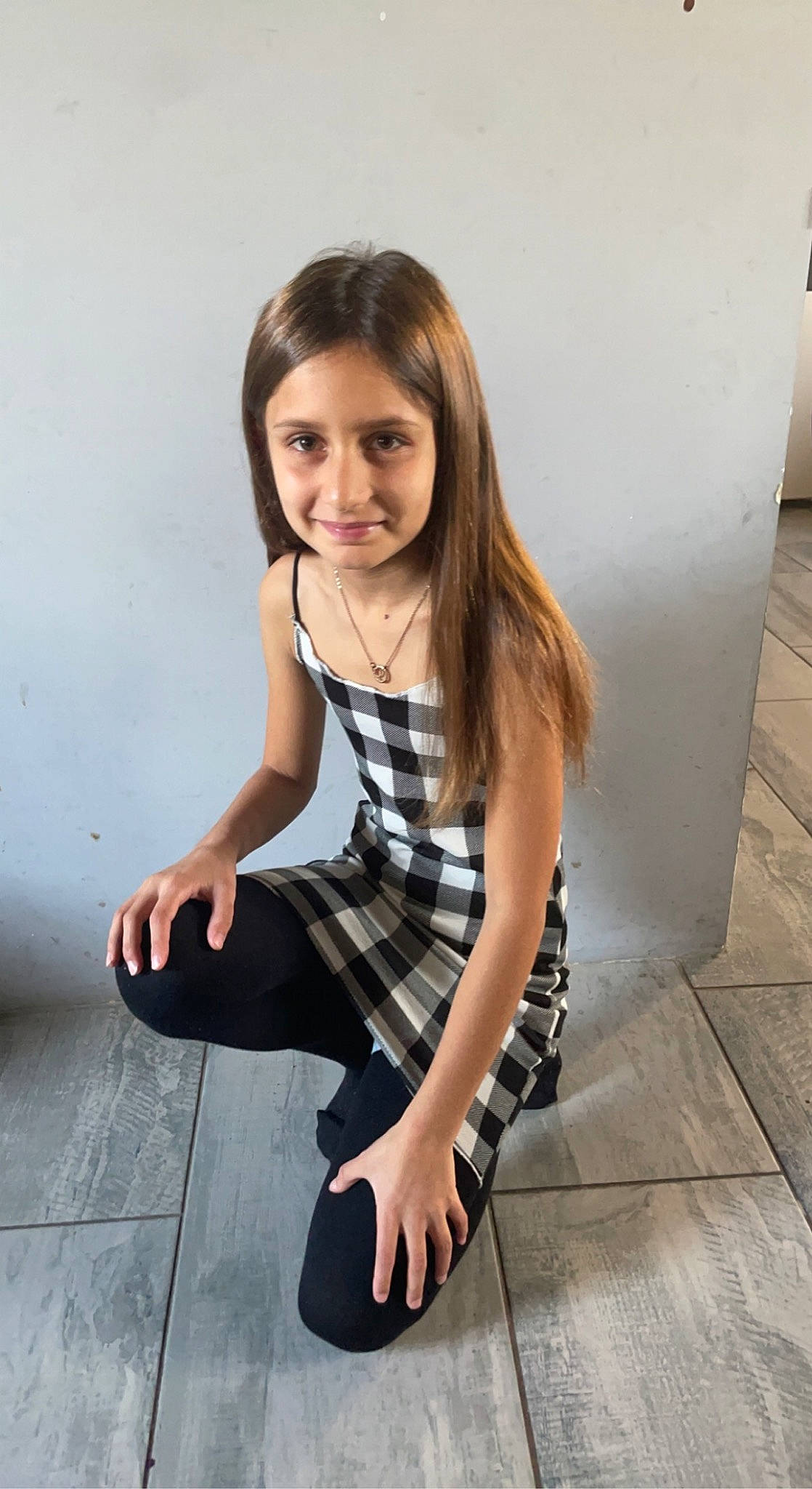 Maëlle a rejoint le concours — aidez-le/la à gagner de superbes lots ! arm, black_hair, day_dress, dress_shirt, elbow, fashion_design, flash_photography, happy, joint, joy, knee, lip, long_hair, neck, person, plaid, shoulder, sleeve, smile, tartan