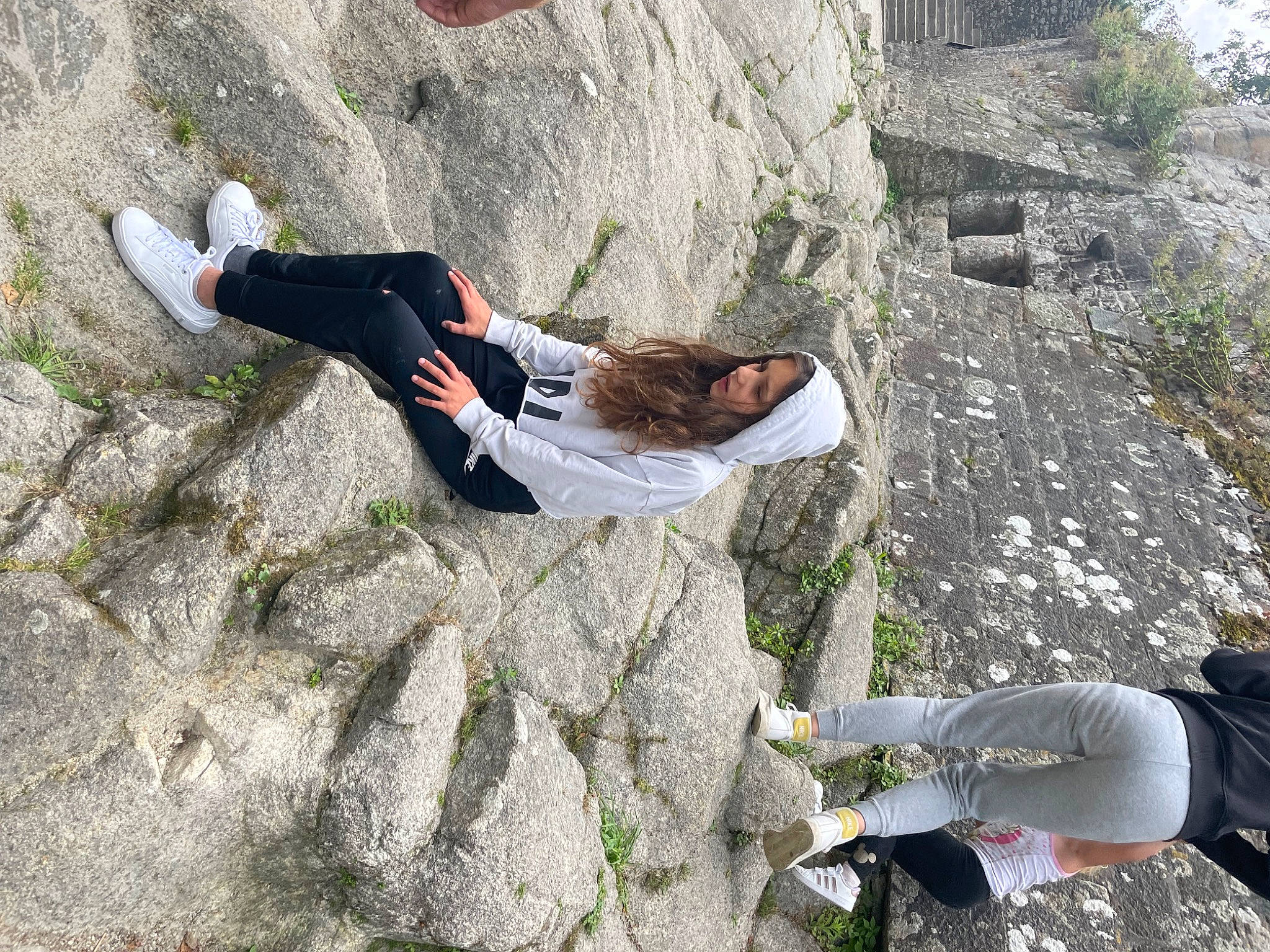 Maëlle a rejoint le concours — aidez-le/la à gagner de superbes lots ! adventure, bedrock, footwear, formation, fun, geological_phenomenon, geology, landscape, leisure, outcrop, outdoor_recreation, outdoor_shoe, people_in_nature, person, plant, recreation, rock, shoe, slope, sneakers