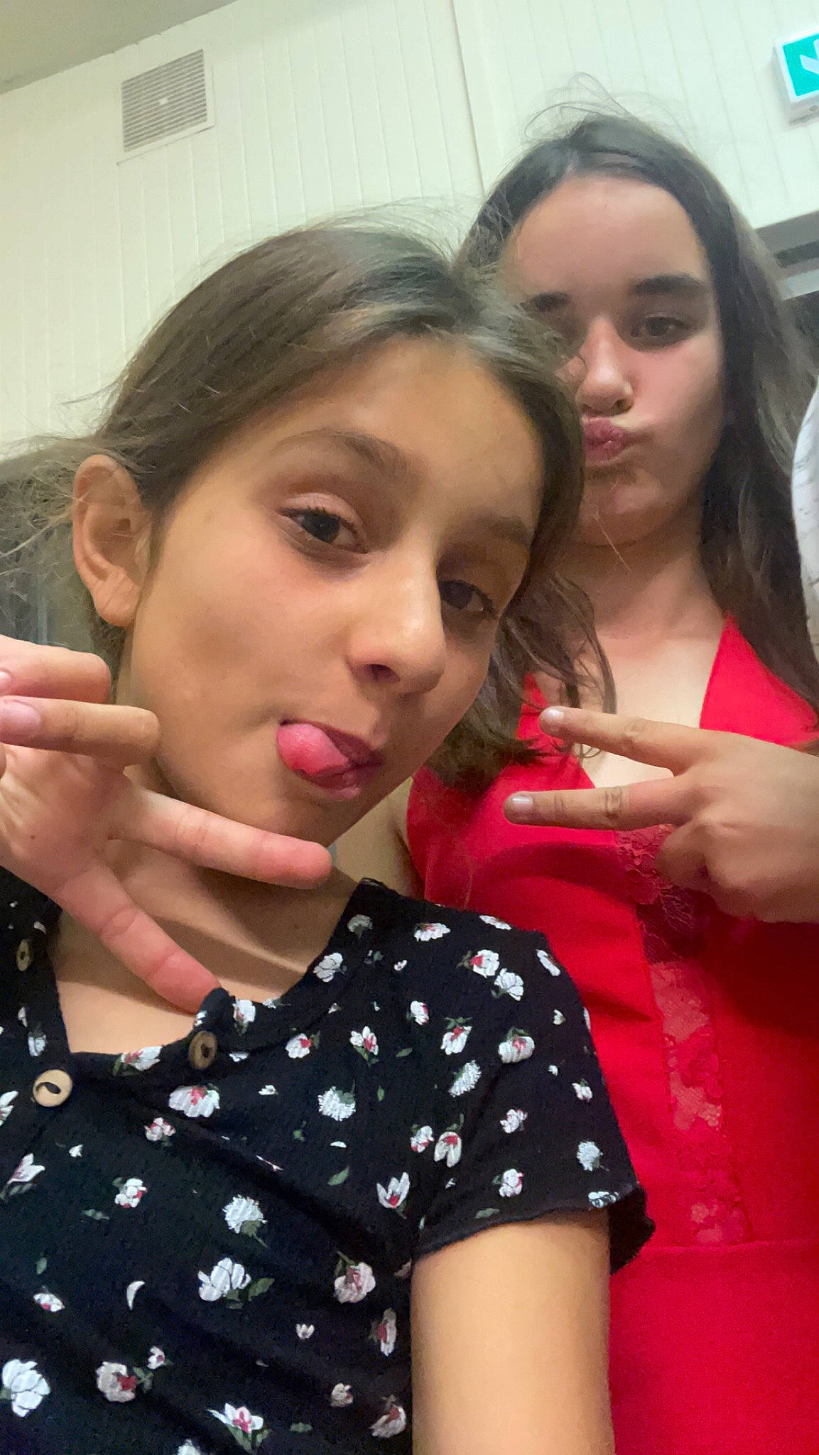 Maëlle a rejoint le concours — aidez-le/la à gagner de superbes lots ! beauty, event, eyelash, face, finger, fun, gesture, hair, hand, happy, head, leisure, lip, long_hair, nail, organ, pattern, person, skin, thumb