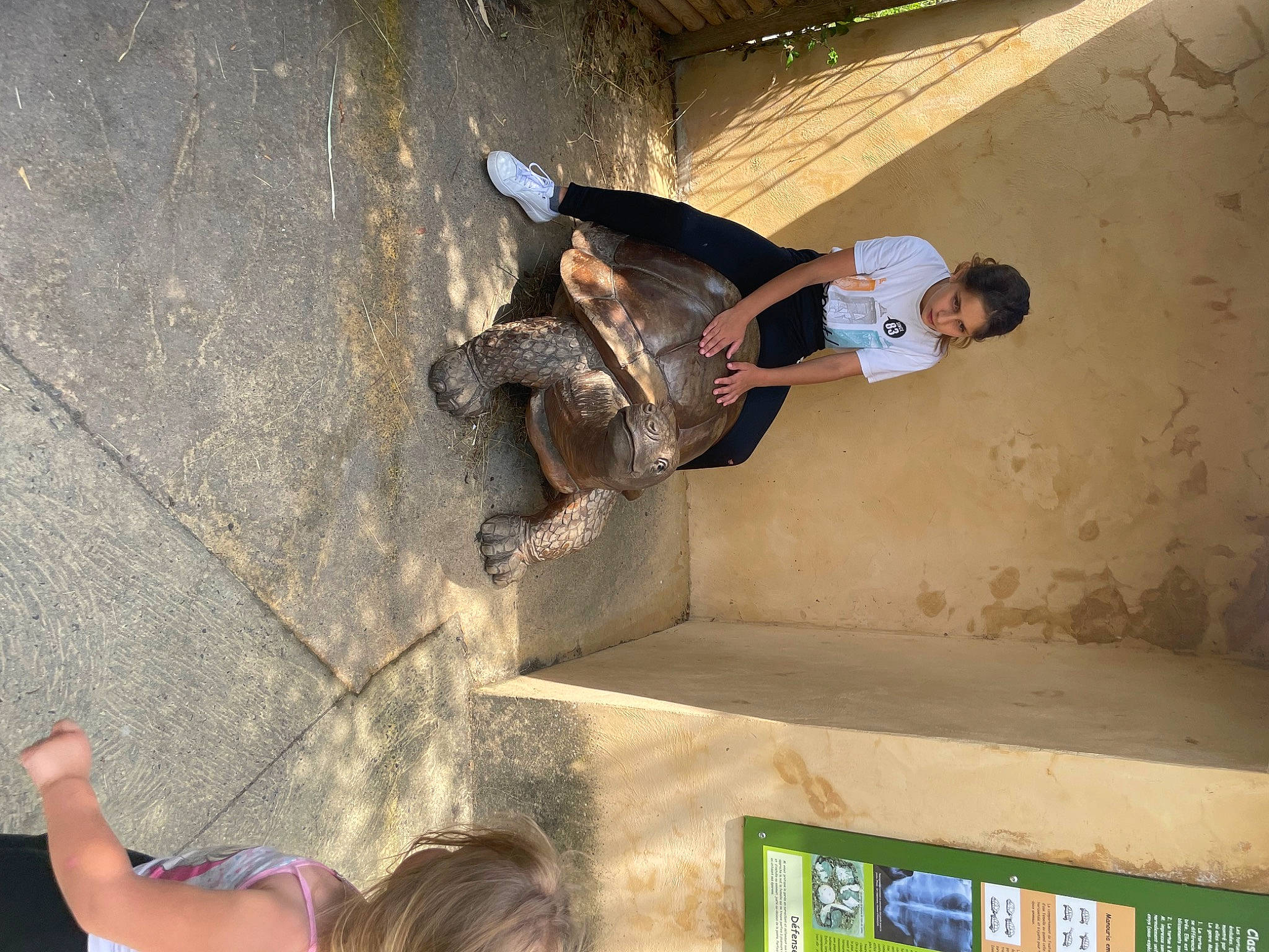 Maëlle participe au concours pour gagner de l'argent avec cette photo : adventure, concrete, elbow, extreme_sport, foot, fun, human_leg, leg, leisure, person, recreation, shadow, sitting, soil