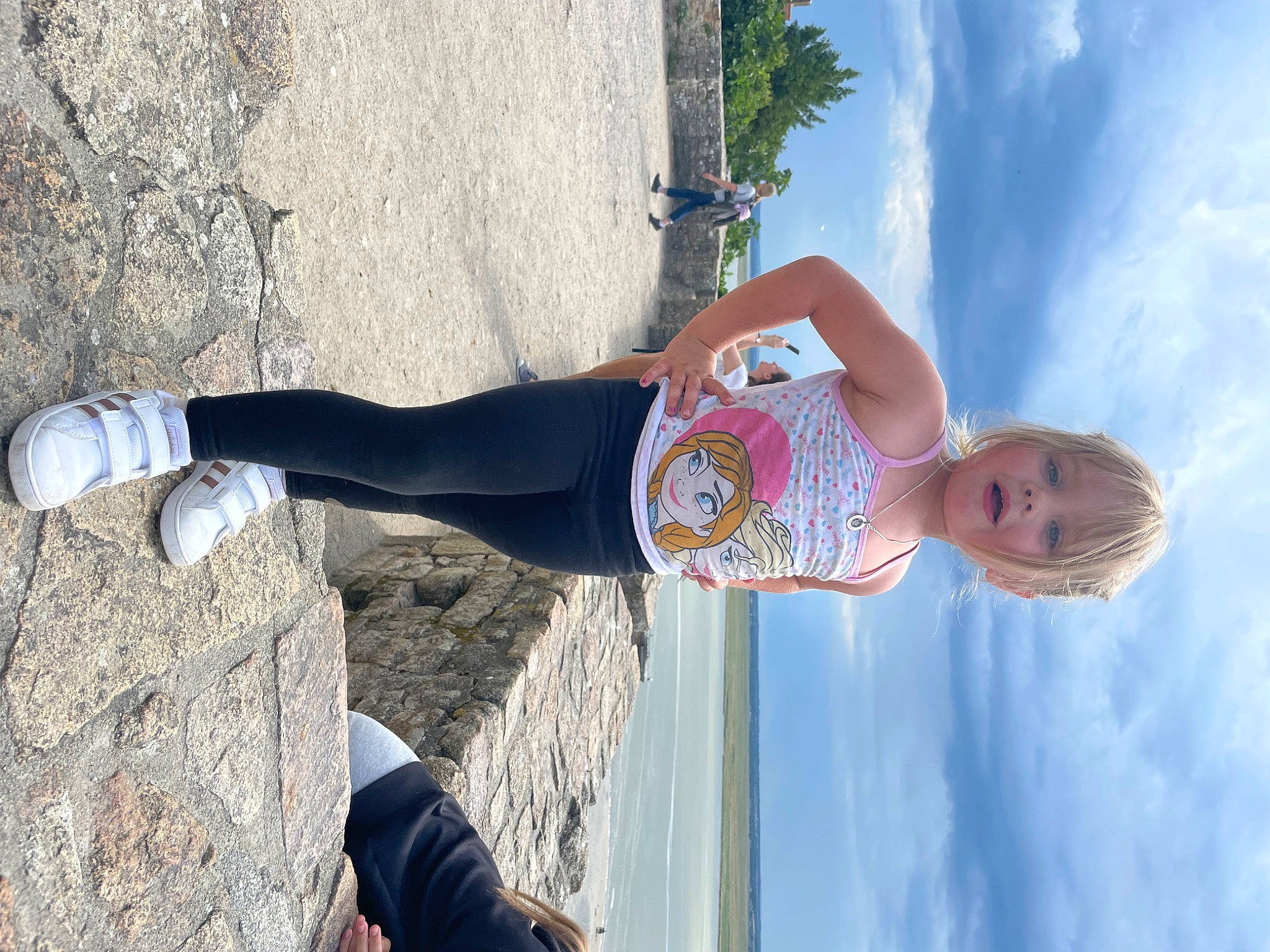 Liya participe au concours pour gagner de l'argent avec cette photo : azure, cloud, elbow, electric_blue, fun, happy, human_leg, knee, leisure, people_in_nature, person, plant, recreation, sky, smile, thigh, tree, trunk, waist, white