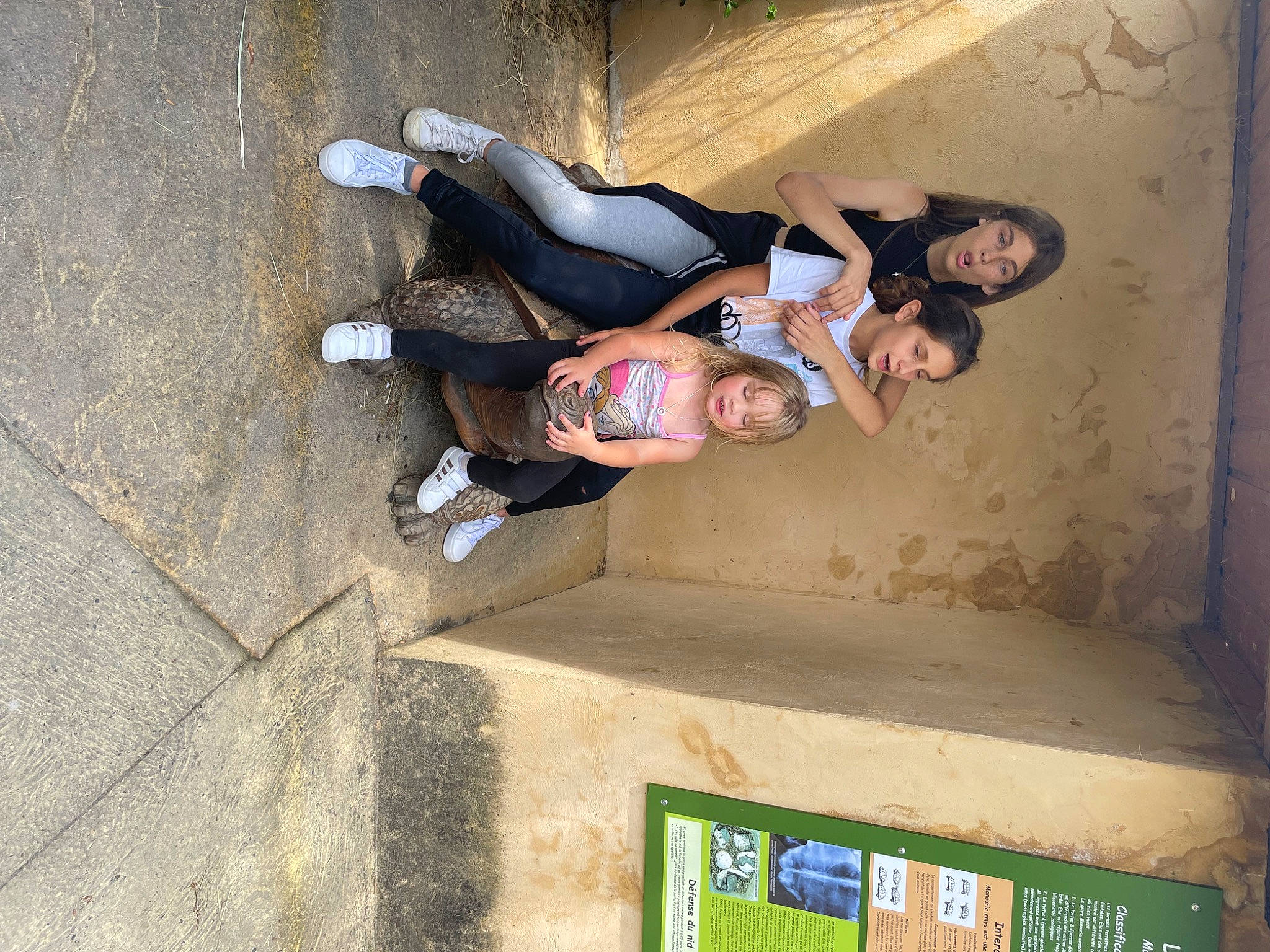 Liya a rejoint le concours — aidez-le/la à gagner de superbes lots ! concrete, foot, fun, human_leg, person, smile, thigh, waste_container