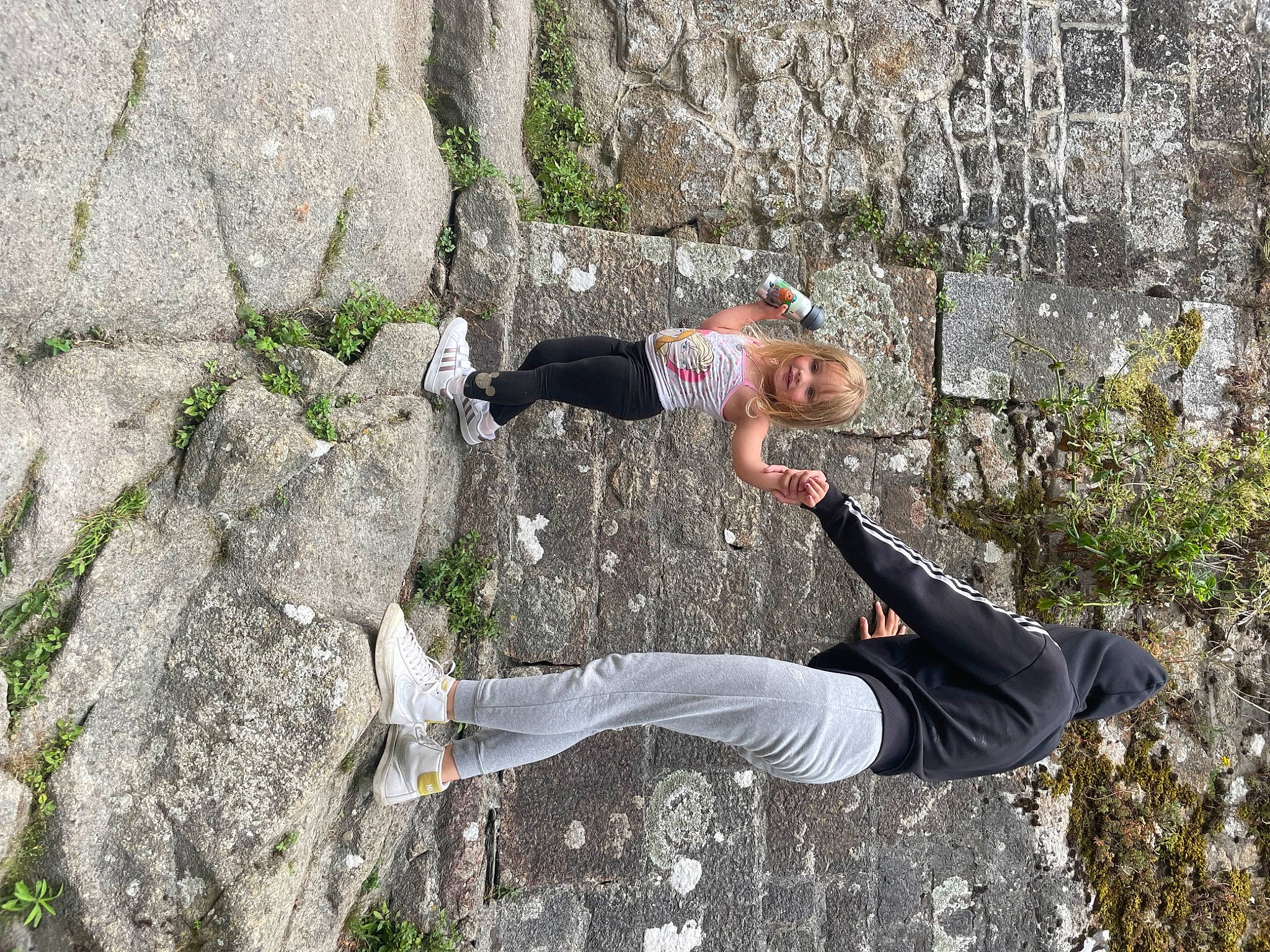 Liya a rejoint le concours — aidez-le/la à gagner de superbes lots ! adventure, bedrock, fault, fun, geology, grass, landscape, leisure, outcrop, outdoor_recreation, outdoor_shoe, people_in_nature, person, plant, recreation, rock, shadow, tree, trunk, walking_shoe