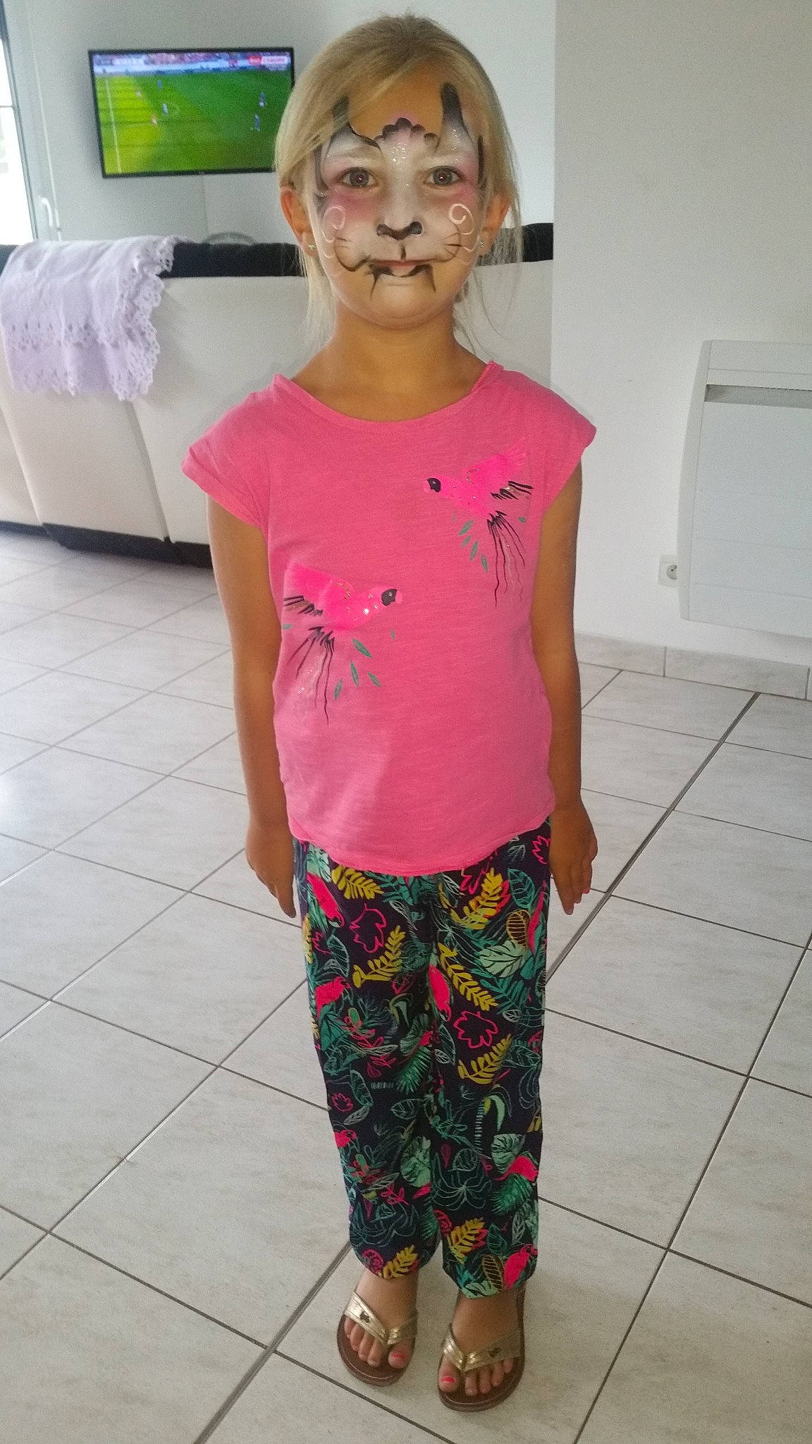 Kloé a rejoint le concours — aidez-le/la à gagner de superbes lots ! arm, child, clothing, design, fun, girl, glasses, joint, leg, pattern, person, pink, product, shorts, shoulder, standing, t_shirt, textile, toddler, trunk