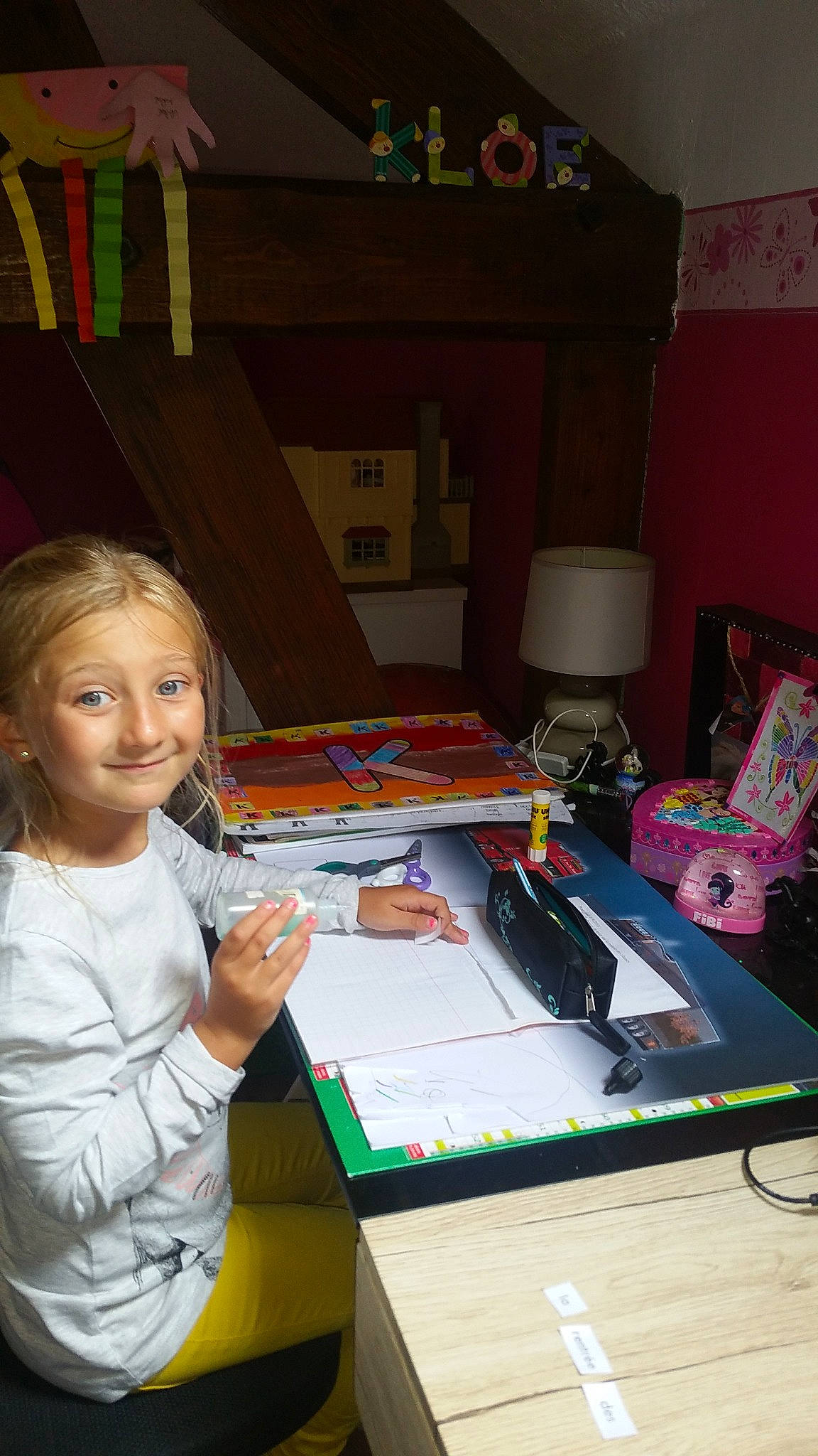 Kloé participe au concours pour gagner de l'argent avec cette photo : child, design, fun, furniture, girl, house, joy, learning, person, play, room, table, toddler