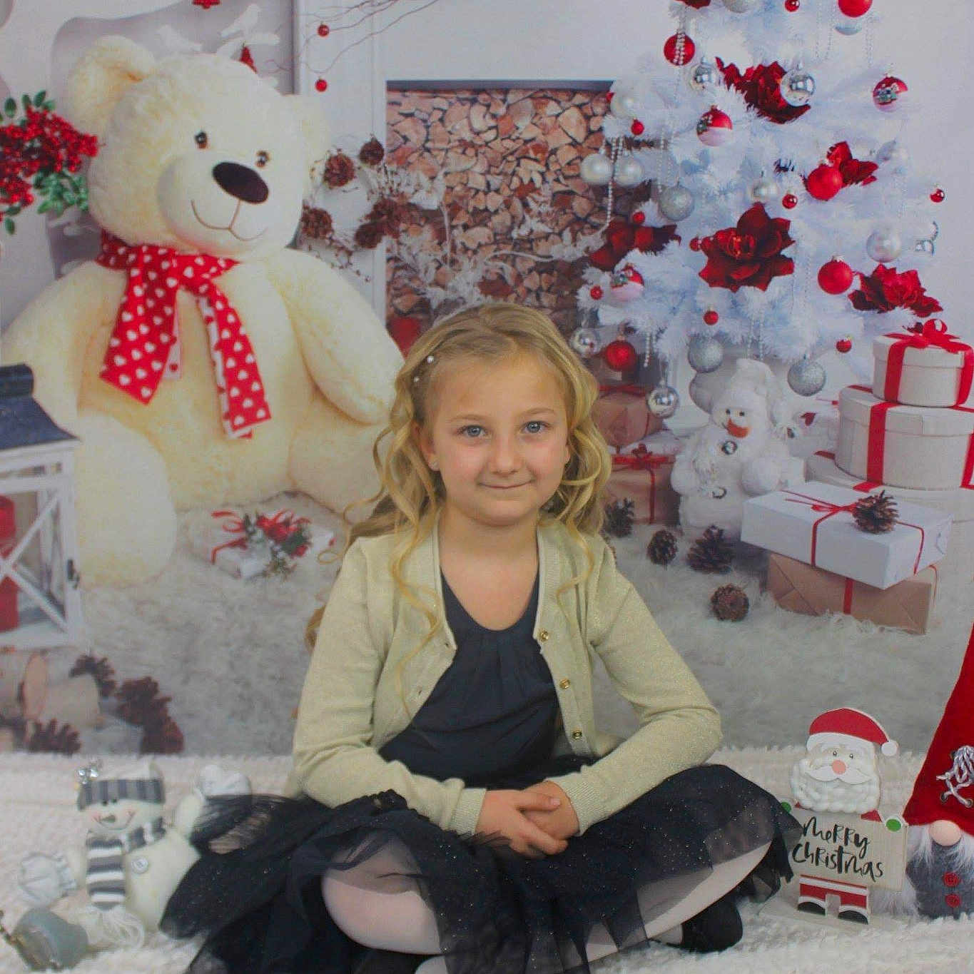 Kloé participe au concours pour gagner de l'argent avec cette photo : child, christmas, christmas_decoration, christmas_tree, event, fun, girl, holiday, joy, mammal, person, product, red, room, textile, toddler, vertebrate, white, winter