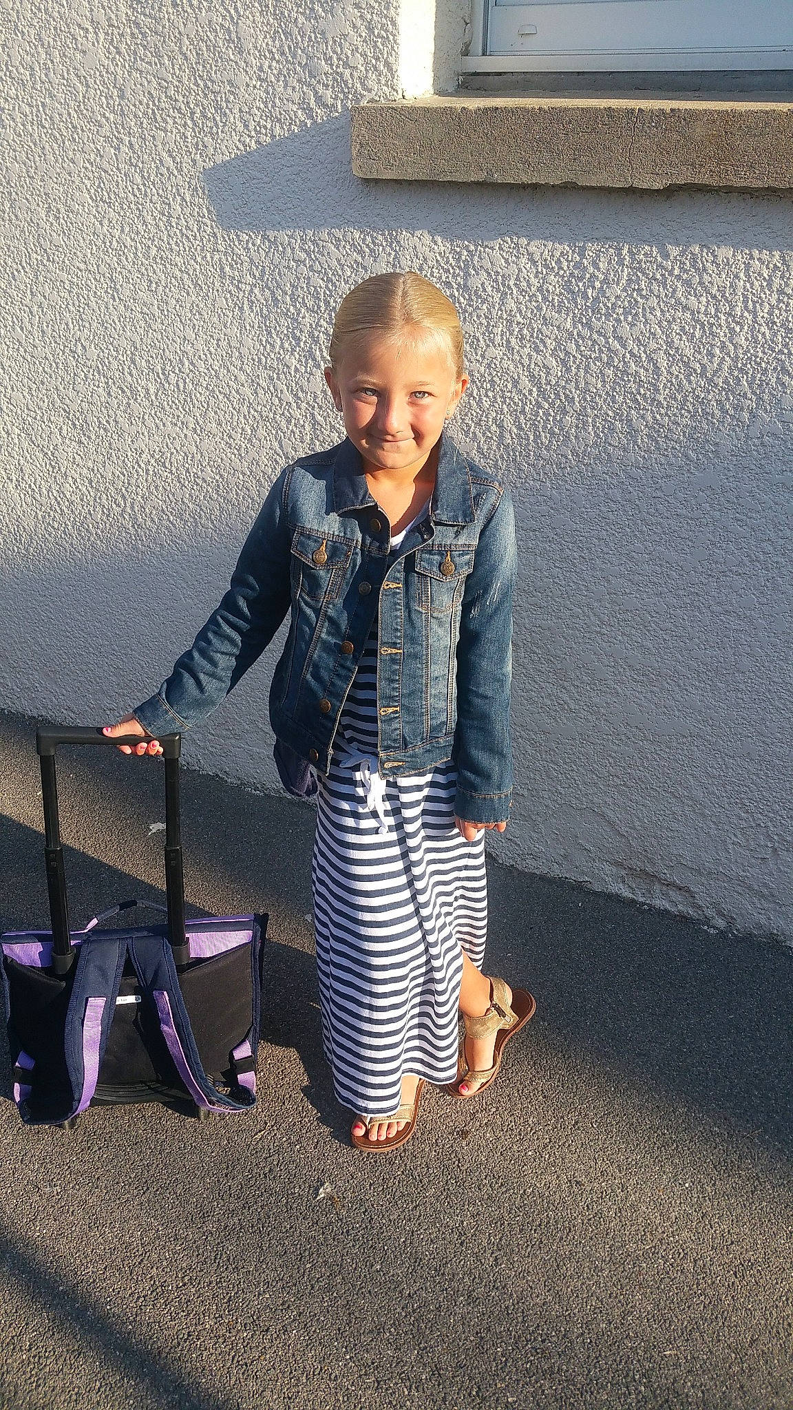 Kloé participe au concours pour gagner de l'argent avec cette photo : cool, denim, fashion, footwear, fun, girl, glasses, jeans, joy, material, outerwear, pattern, person, plaid, shoe, sitting, snapshot, standing, textile, trousers