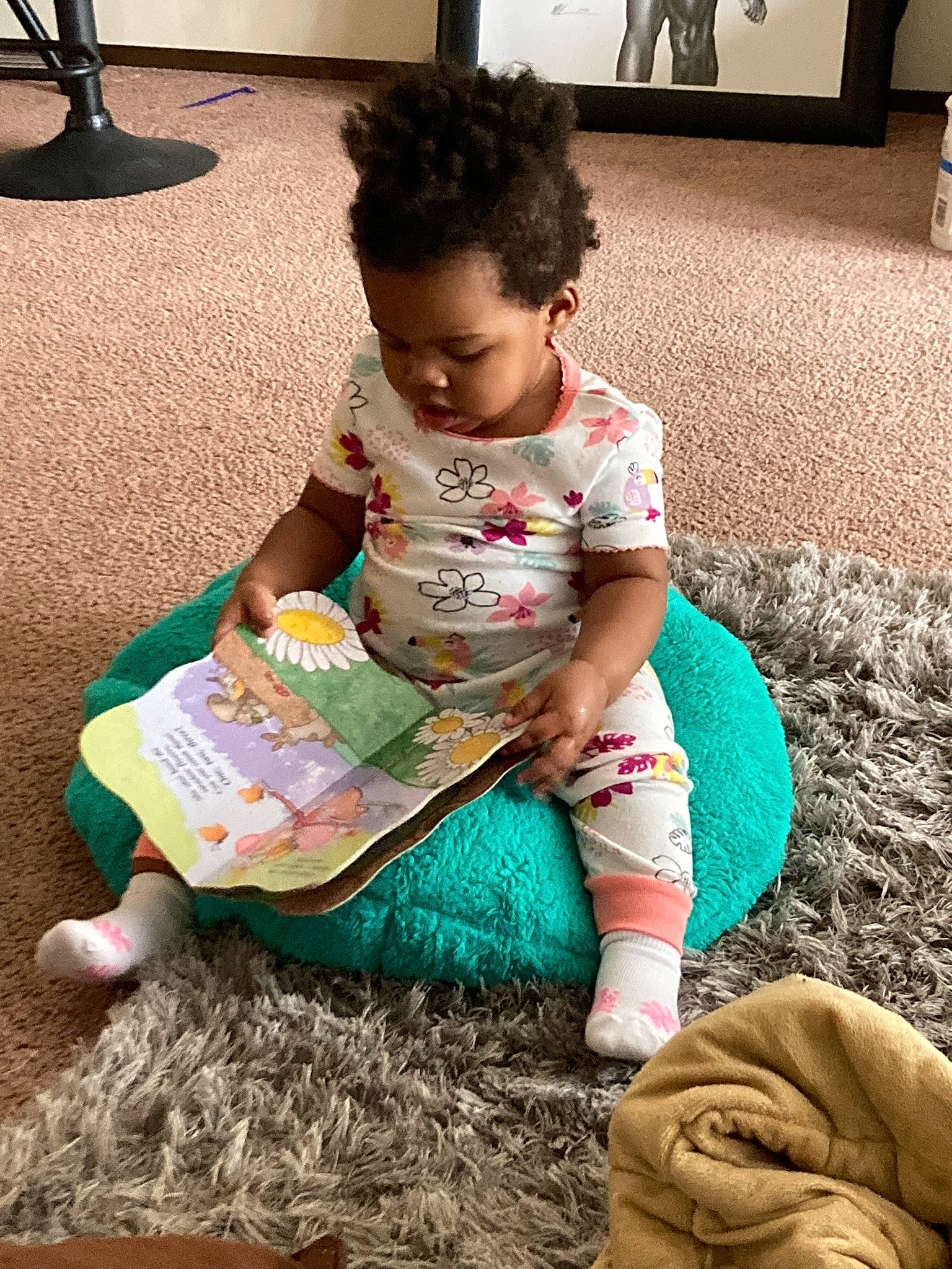 Karmella is registered to the contest to win money with this photo: baby, baby_toddler_clothing, child, cool, flooring, fun, grass, green, hand, happy, human_leg, leisure, people_in_nature, person, shoe, sitting, snapshot, t_shirt, thigh, toddler