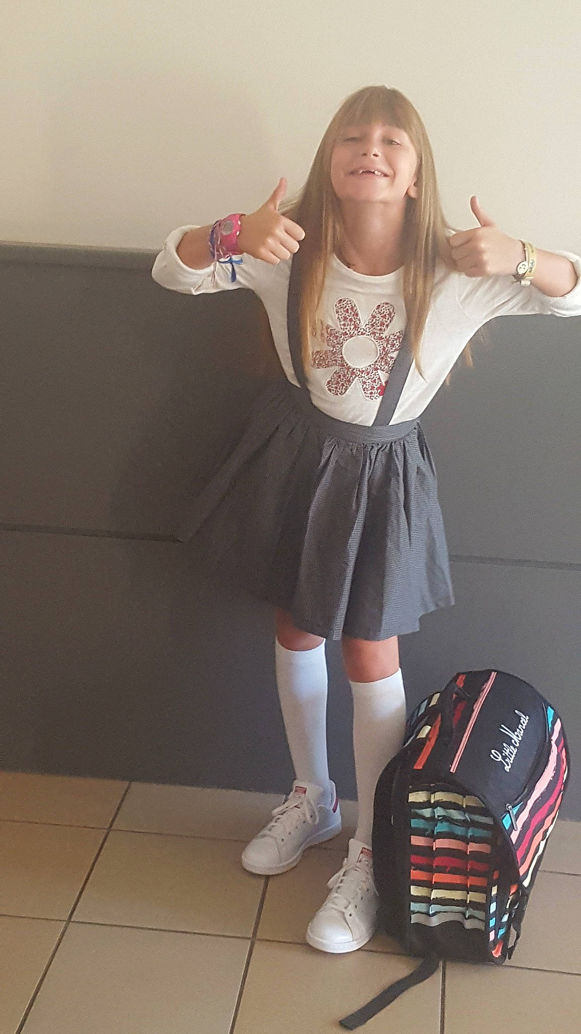 Alicia participe au concours pour gagner de l'argent avec cette photo : costume, footwear, joy, knee, leg, long_hair, person, photography, shoe, t_shirt, uniform