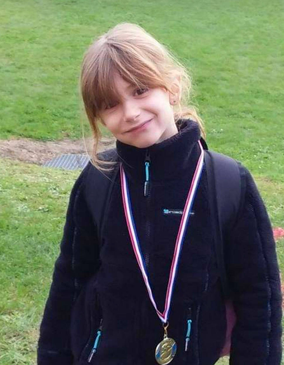 Alicia participe au concours pour gagner de l'argent avec cette photo : jacket, joy, neck, outerwear, person