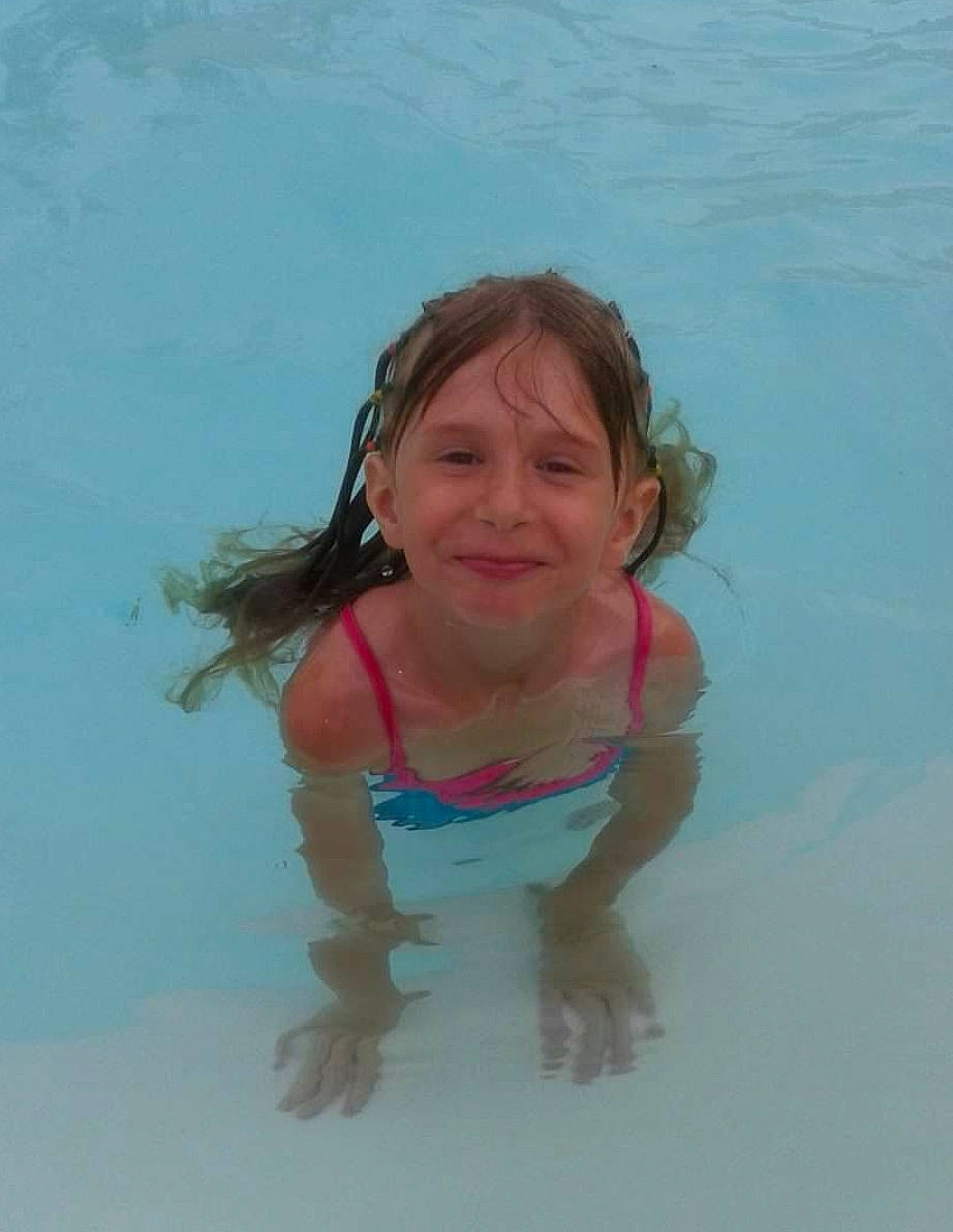 Alicia participe au concours pour gagner de l'argent avec cette photo : child, facial_expression, fun, happy, joy, leisure, person, play, recreation, sea, smile, summer, swimming, swimming_pool, toddler, vacation
