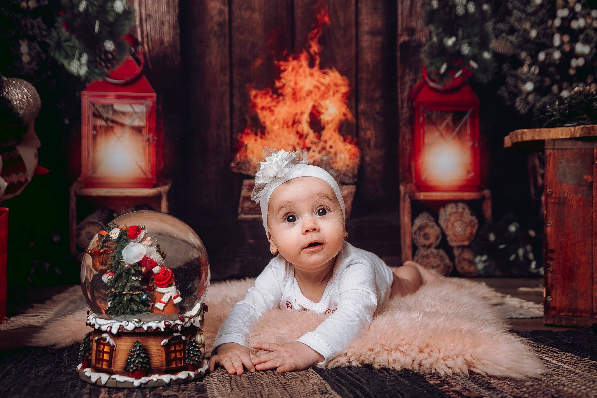 Jacqueline participe au concours pour gagner de l'argent avec cette photo : baby, baby_toddler_clothing, christmas, christmas_decoration, christmas_eve, dress, event, flash_photography, happy, hat, headwear, holiday, lamp, lighting, living_room, person, picture_frame, red, surprise, toddler