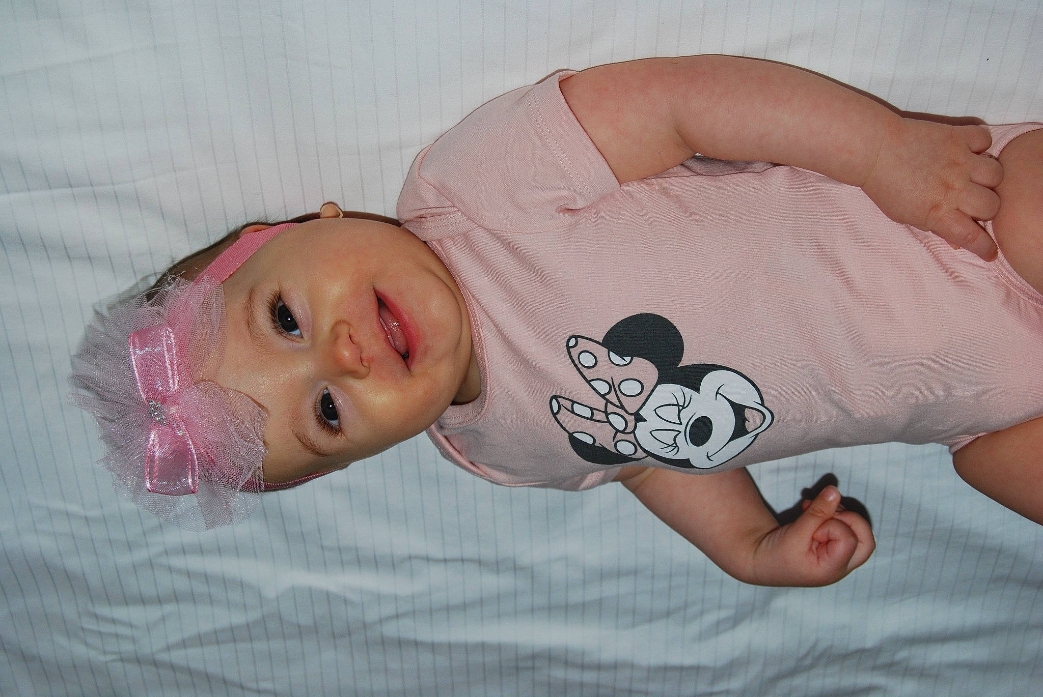 Jacqueline a rejoint le concours — aidez-le/la à gagner de superbes lots ! arm, baby, baby_toddler_clothing, cheek, chest, child, chin, comfort, elbow, eye, eyelash, happy, headwear, human_body, joint, joy, neck, person, skin, sleeve