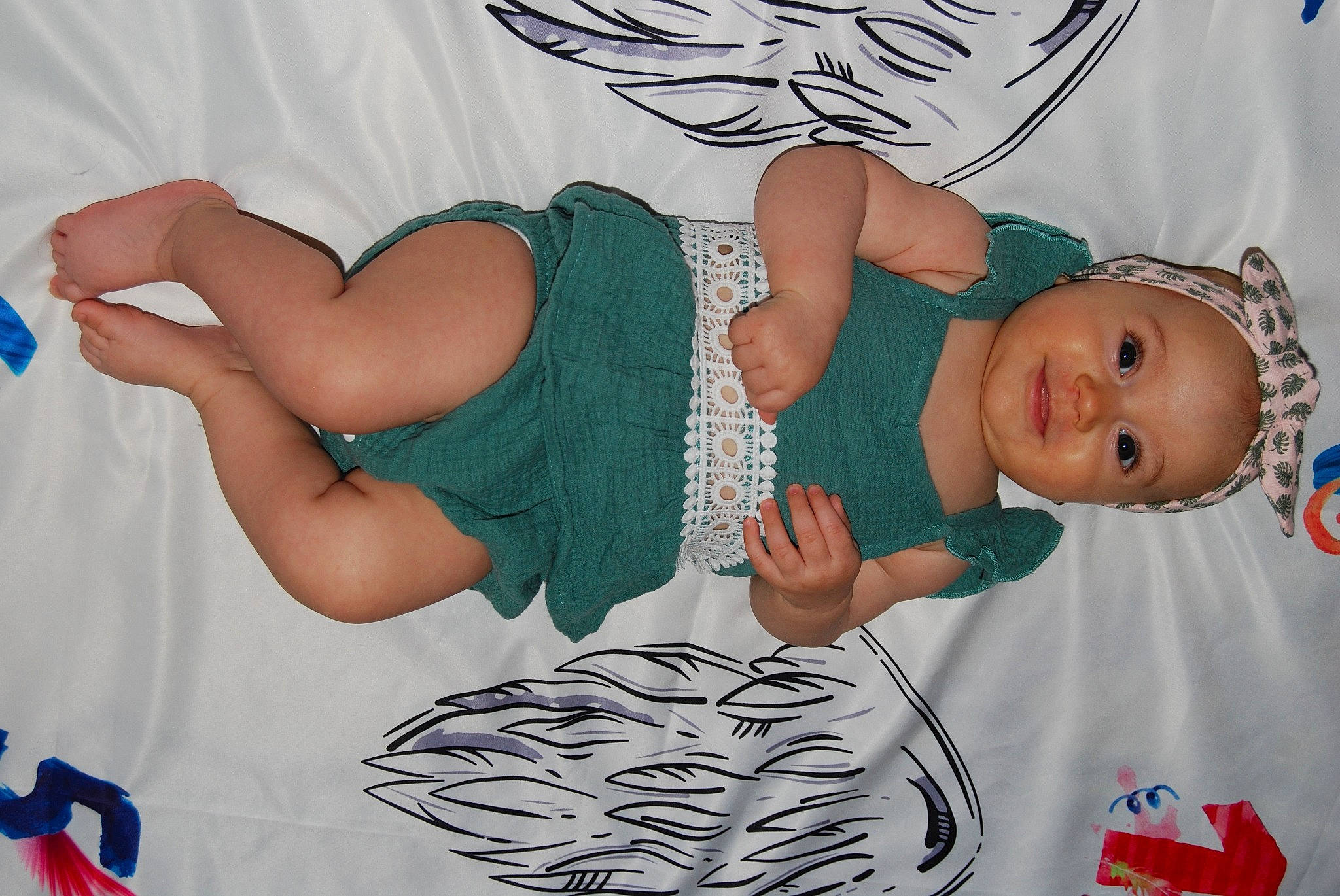 Jacqueline a rejoint le concours — aidez-le/la à gagner de superbes lots ! arm, baby, baby_products, baby_toddler_clothing, blue, child, comfort, elbow, gesture, hand, happy, headwear, human_body, joint, linens, pattern, person, sleeve, textile, toddler