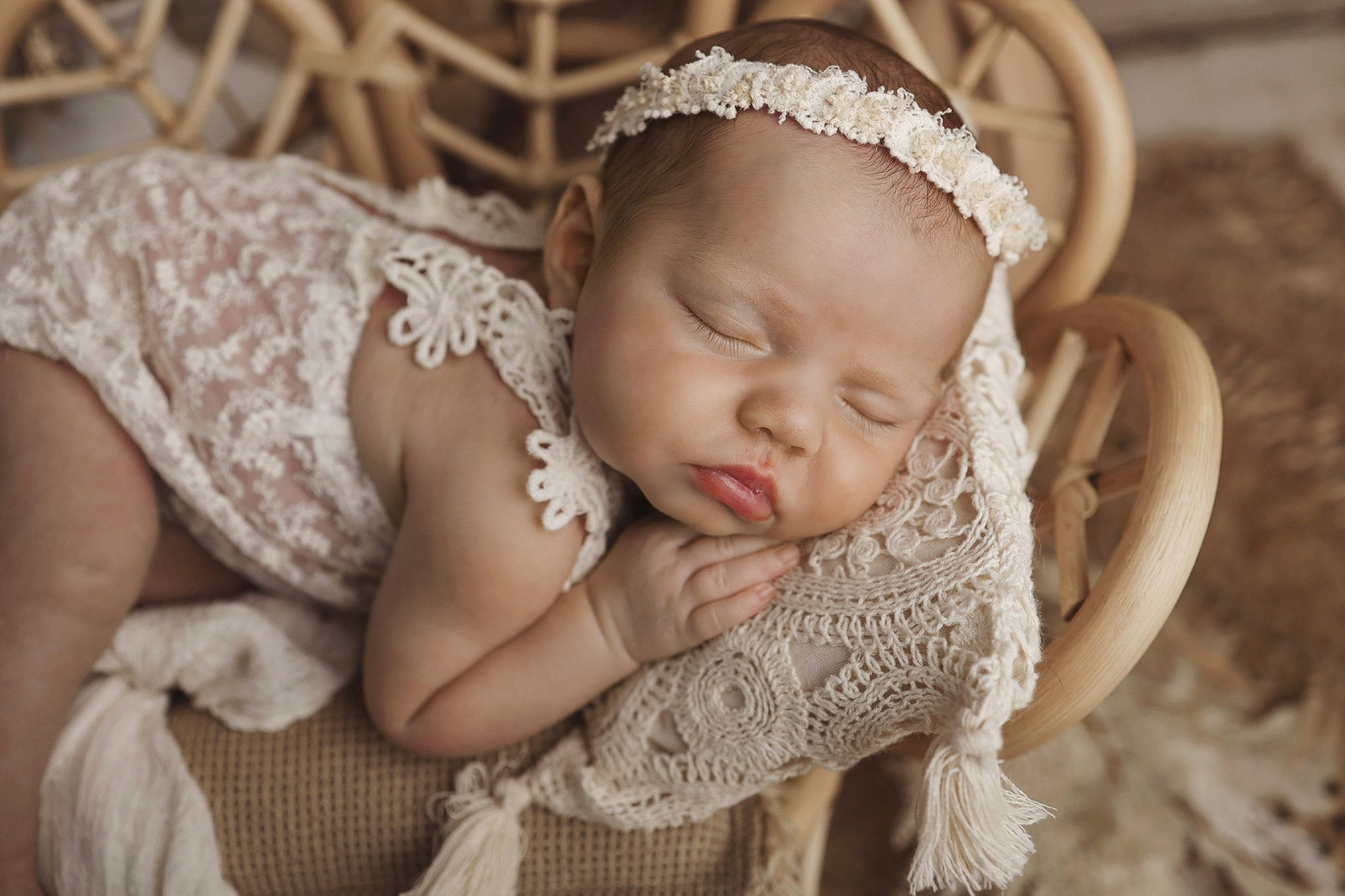 Iris a rejoint le concours — aidez-le/la à gagner de superbes lots ! baby, baby_toddler_clothing, child, comfort, dress, embellishment, event, eye, flash_photography, grass, happy, headband, headgear, headpiece, iris, jewellery, person, skin, sleeve, toddler