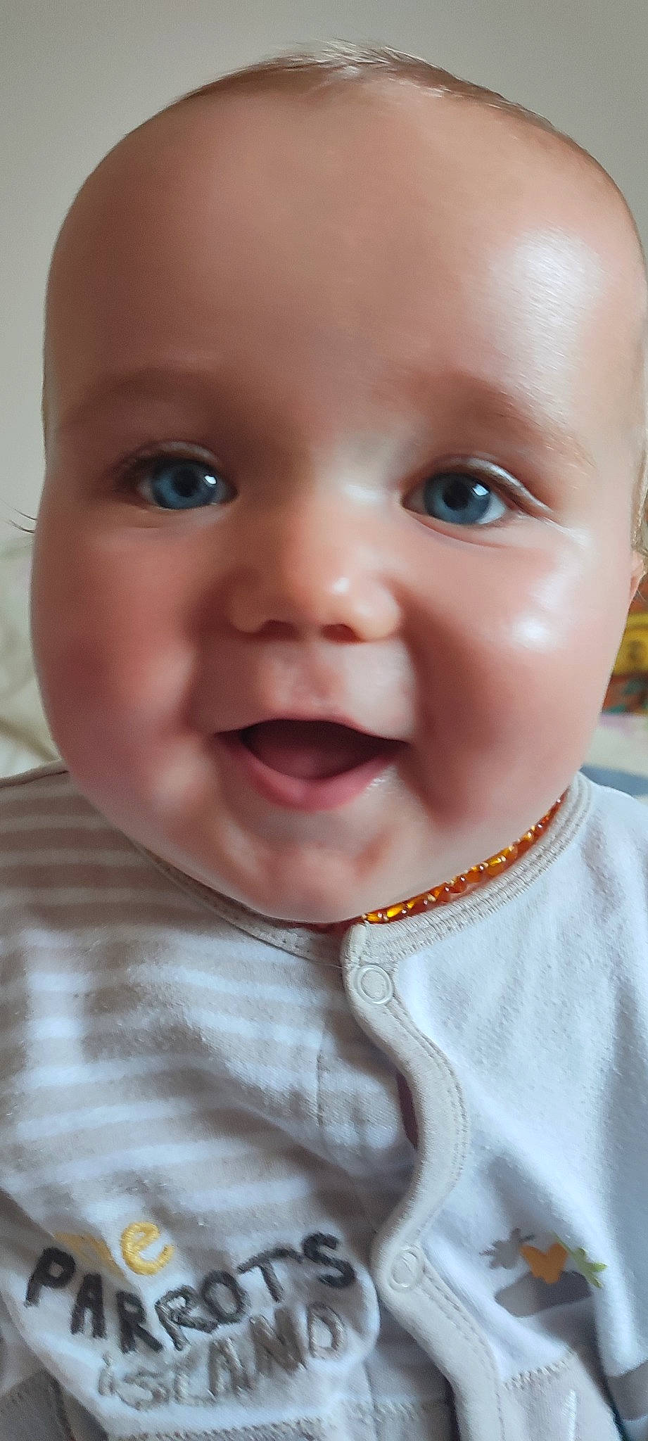 Jules a rejoint le concours — aidez-le/la à gagner de superbes lots ! baby, baby_laughing, baby_toddler_clothing, cheek, chin, close_up, collar, eyebrow, eyelash, face, happy, iris, lip, mouth, nose, person, skin, sleeve, smile, standing