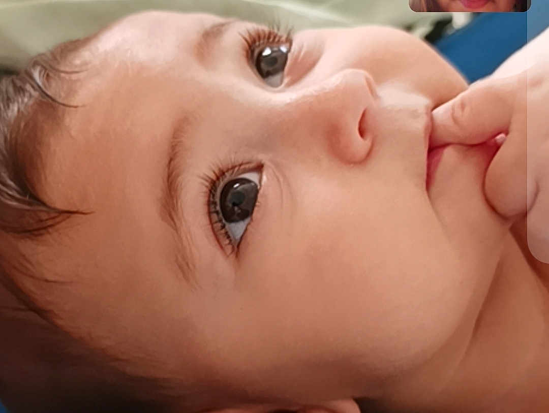 Nour a rejoint le concours — aidez-le/la à gagner de superbes lots ! baby, close_up, face, eyes, fingers, skin, infant, cute, portrait, child, young, expression, curious, soft_light, indoor, head, person, newborn, peaceful, detail