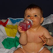 Cataleya a rejoint le concours — aidez-le/la à gagner de superbes lots ! baby, bed, beverage, bodypart, bottle, can, couch, cushion, drinking, face, finger, furniture, hand, head, homedecor, newborn, person, photography, portrait, tin