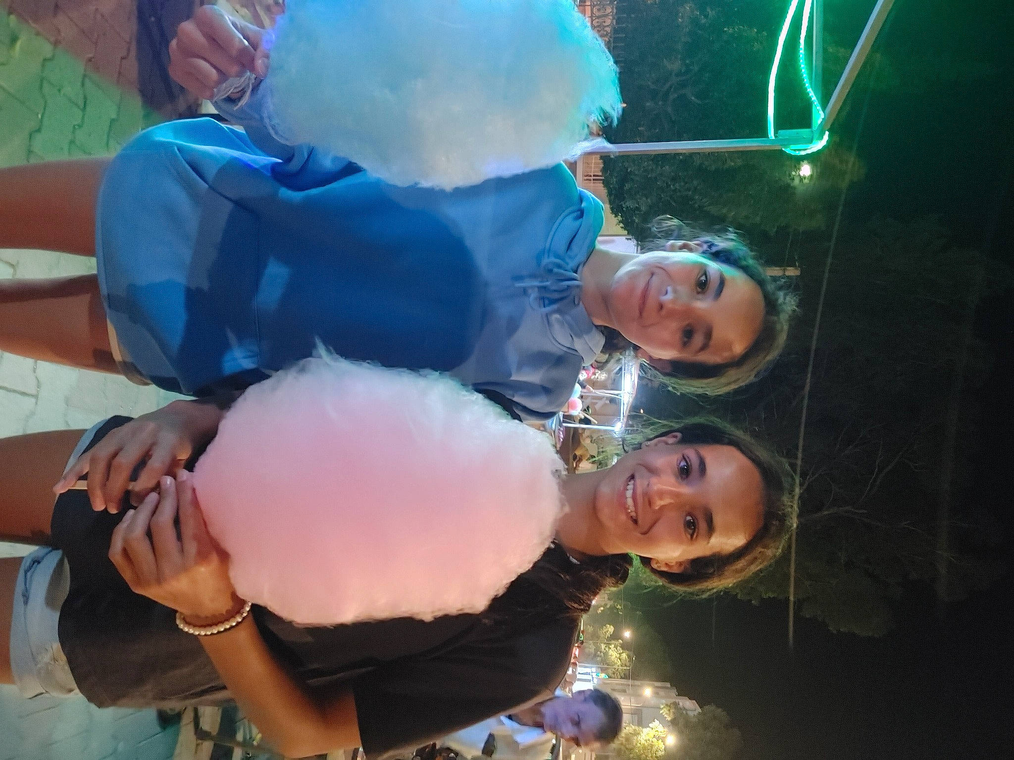 Loona a rejoint le concours — aidez-le/la à gagner de superbes lots ! costume, electric_blue, entertainment, event, eyewear, fun, gesture, happy, hat, interaction, jewellery, joy, leisure, music, party, performing_arts, person, public_event, smile, tree