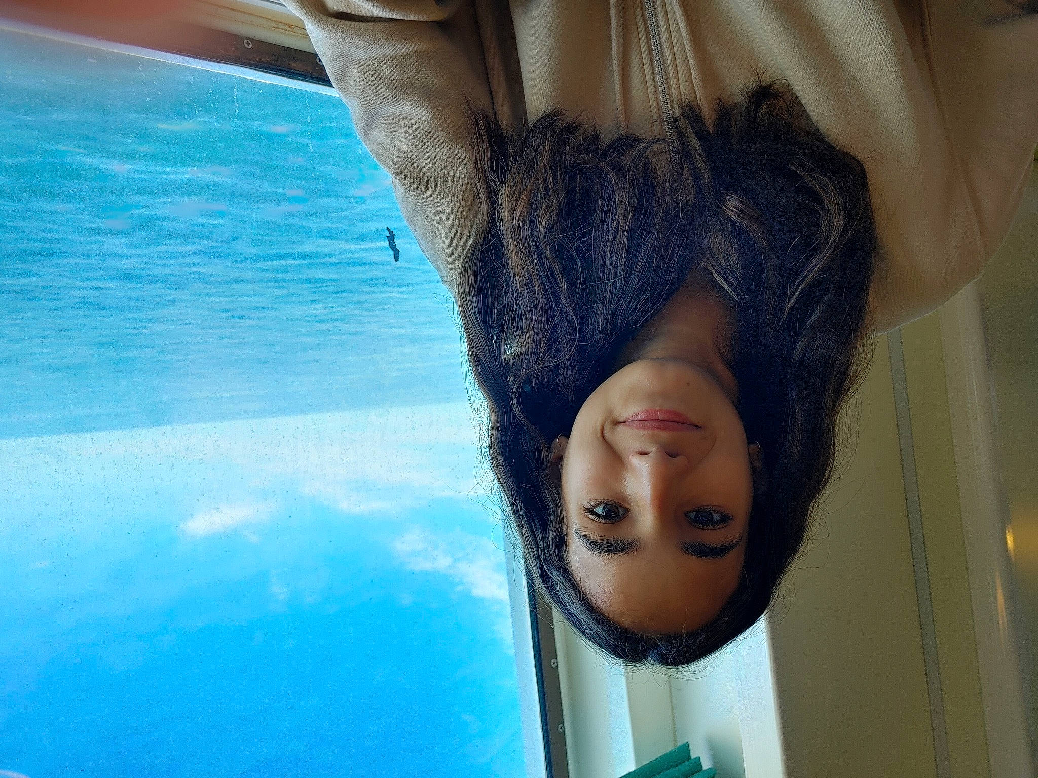 Loona a rejoint le concours — aidez-le/la à gagner de superbes lots ! azure, black_hair, blue, electric_blue, eyebrow, eyelash, flash_photography, fun, gesture, hair, happy, jaw, joy, lip, long_hair, mouth, neck, person, skin, smile