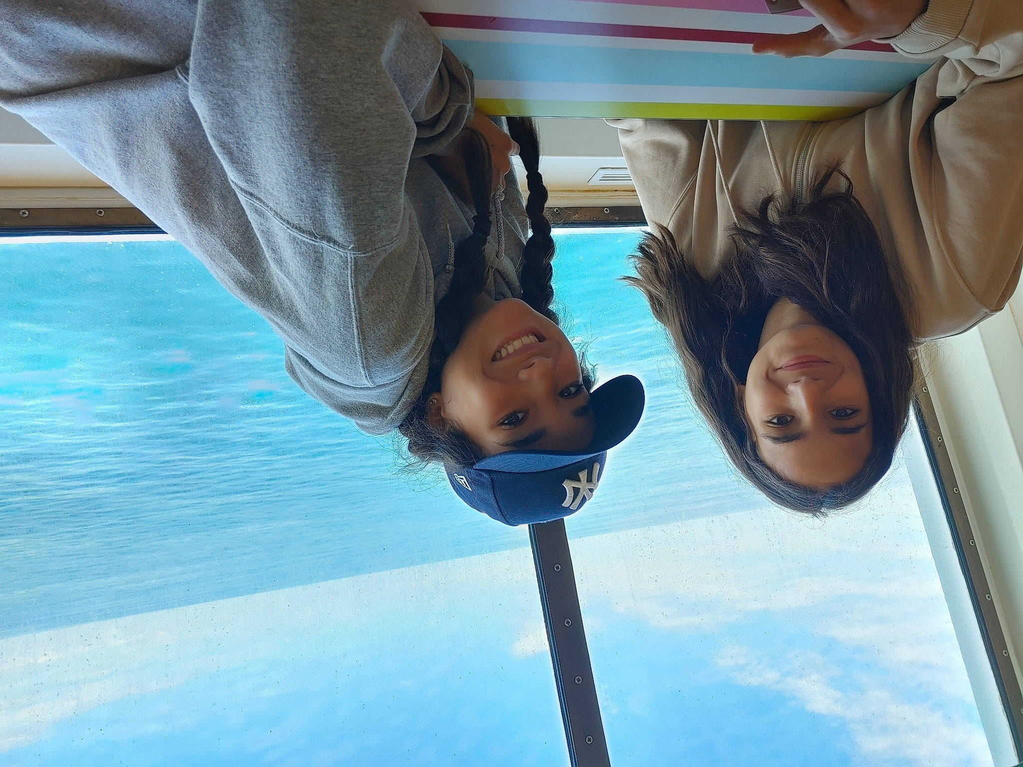 Naomi participe au concours pour gagner de l'argent avec cette photo : elbow, electric_blue, eyewear, fun, gesture, happy, headwear, joy, leisure, person, recreation, reflection, sky, smile, sunglasses, travel, tree, vacation, water