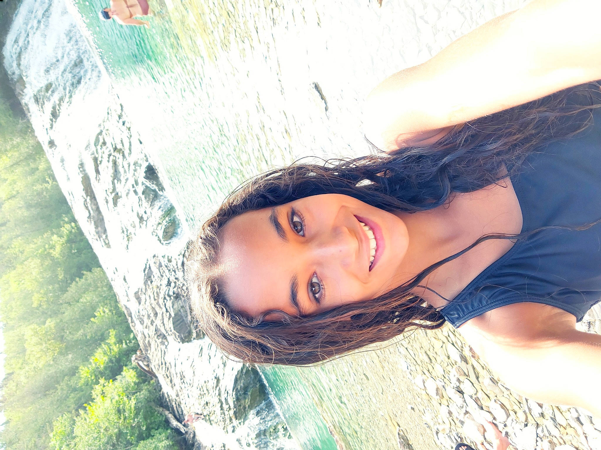 Naomi a rejoint le concours — aidez-le/la à gagner de superbes lots ! black_hair, blond, electric_blue, eyelash, flash_photography, fun, grass, happy, joy, landscape, leisure, long_hair, people_in_nature, person, plant, skin, smile, sunlight, tree, trunk