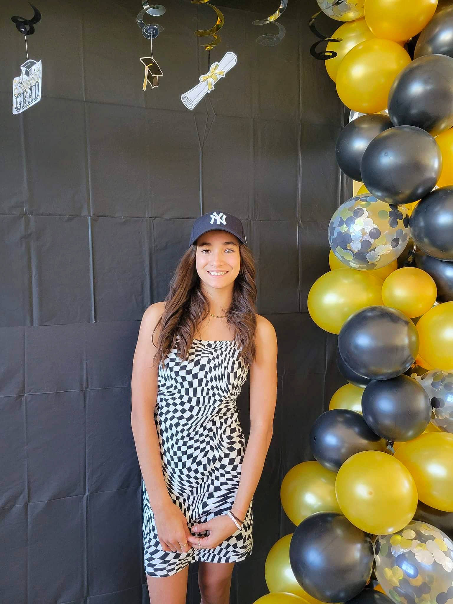 Naomi participe au concours pour gagner de l'argent avec cette photo : balloon, beauty, black, dress, electric_blue, event, fashion, fashion_design, flash_photography, fun, happy, headwear, joy, lighting, party_supply, person, photograph, sleeve, smile, snapshot