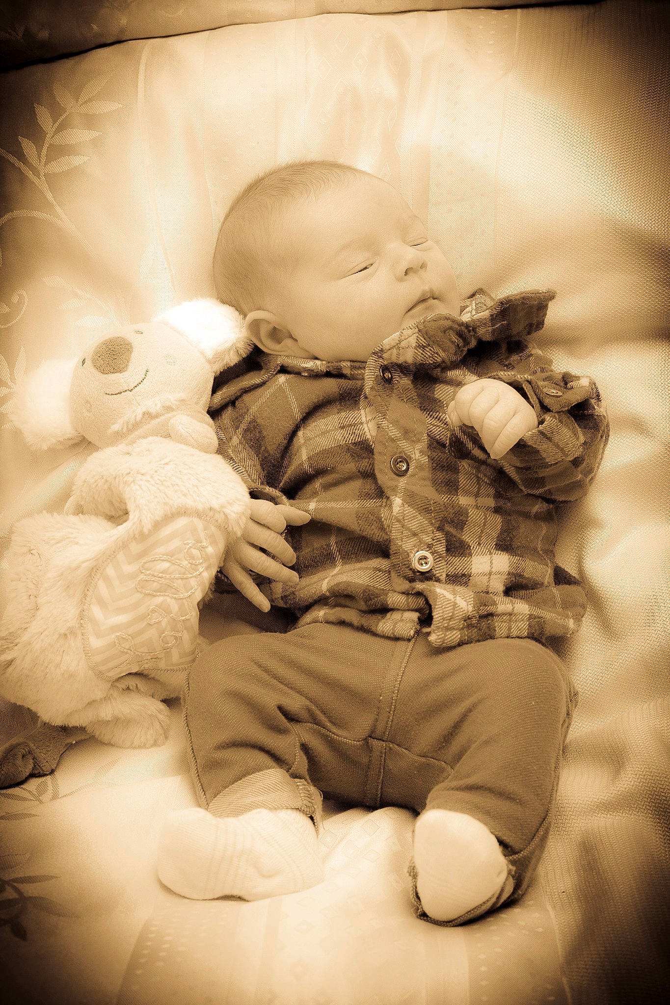 Milla a rejoint le concours — aidez-le/la à gagner de superbes lots ! arm, baby, comfort, eye, flash_photography, gesture, hand, happy, head, human, human_body, leg, mammal, monochrome, monochrome_photography, person, style, teddy_bear, toddler, toy